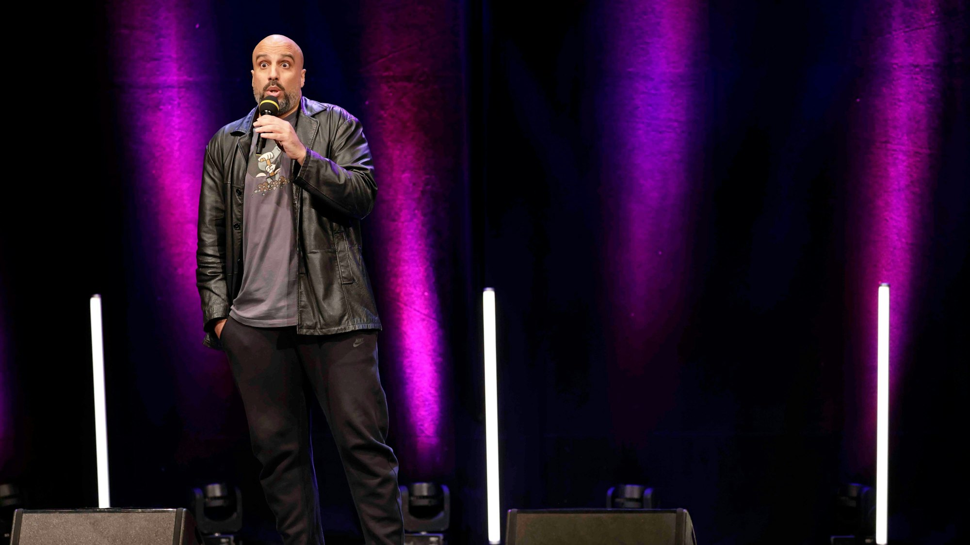 Abdelkarim (* 6. Oktober 1981 in Bielefeld als Abdelkarim Zemhoute, deutsch-marokkanischer Komiker, Kabarettist und Fernsehmoderator aus Duisburg) gastiert bei der Eröffnungsshow "KÖLN LACHT!" des 33. Köln Comedy Festival
am 26. Oktober 2023
im Gloria Theater, Apostelnstraße 11, 50667 Köln