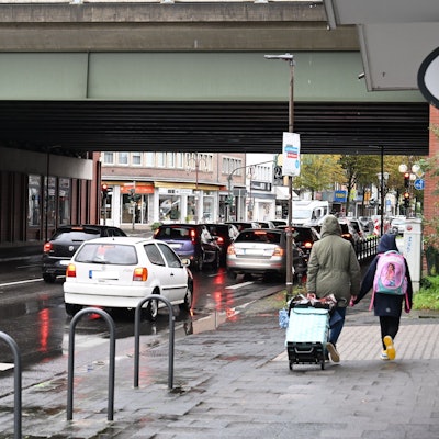 Das Bild zeigt die Kreuzung von Hauptstraße, Bahnhofstraße und Am Kalkofen. Einige Autos stehen an einer Ampel.