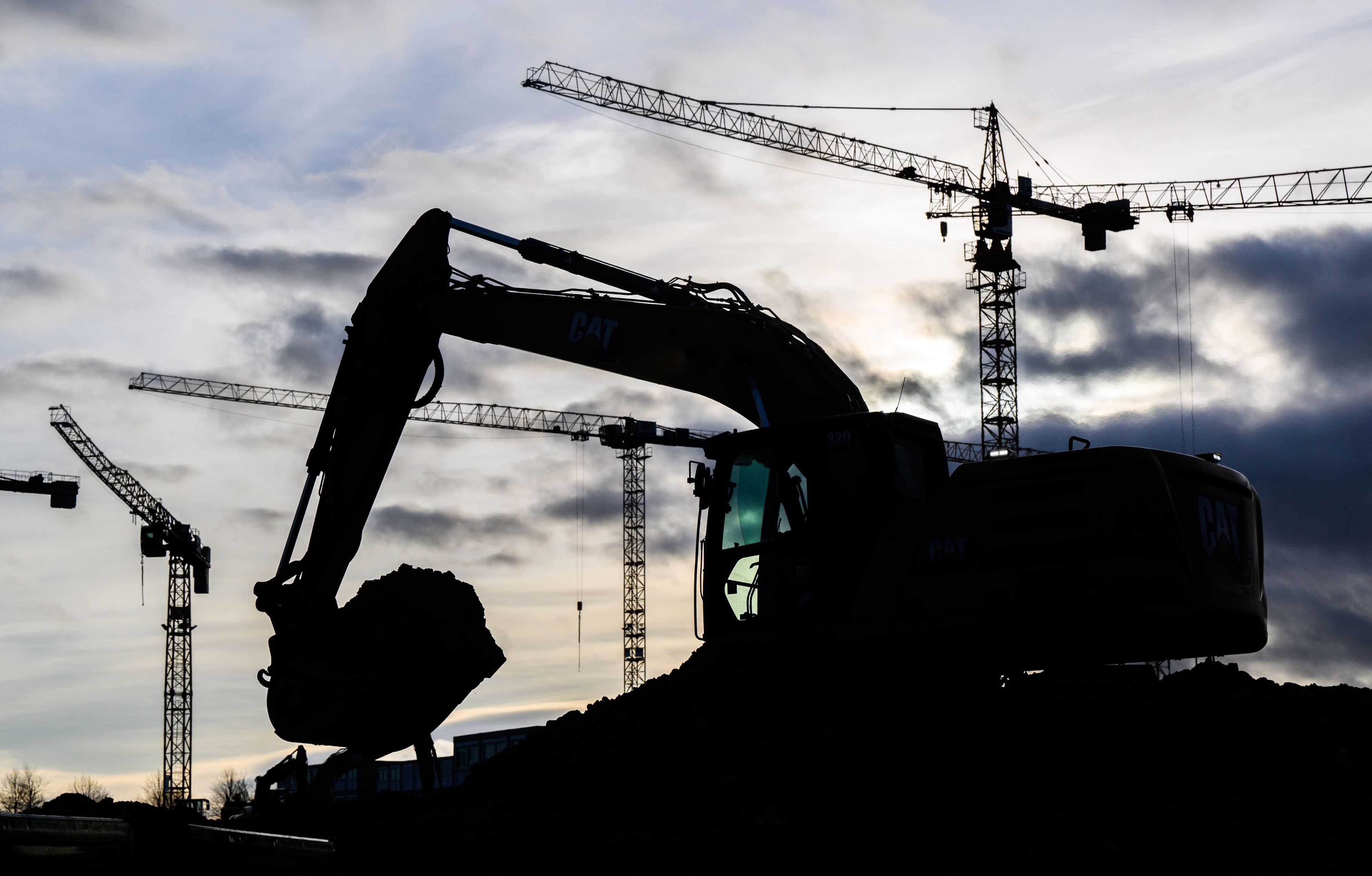 Ein Bagger steht auf einer Baustelle. Bei einem Arbeitsunfall auf einem Betriebshof im sauerländischen Halver ist ein Arbeiter tödlich verletzt worden. (Symbolbild)
