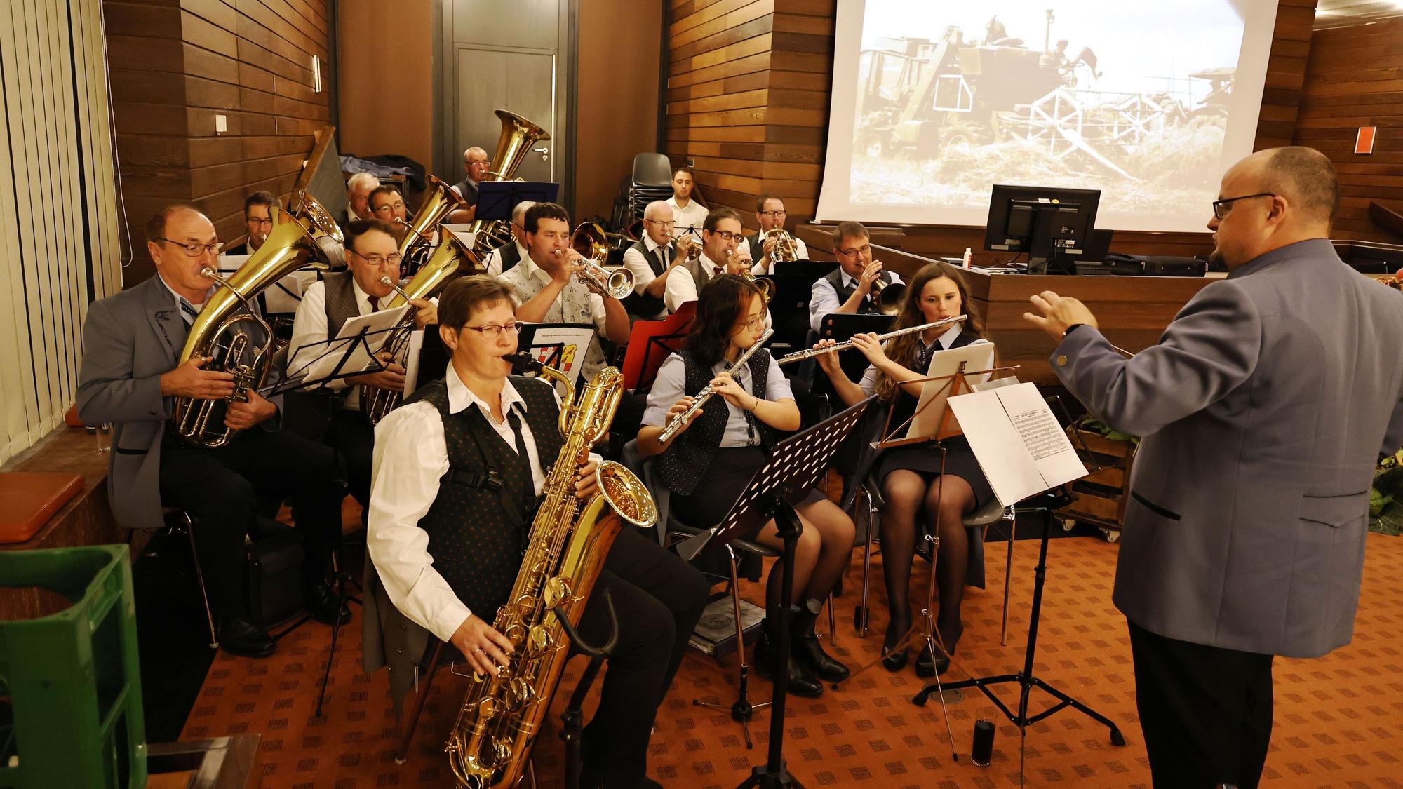 Das Bauernorchester beim Musizieren im Kreishaus.