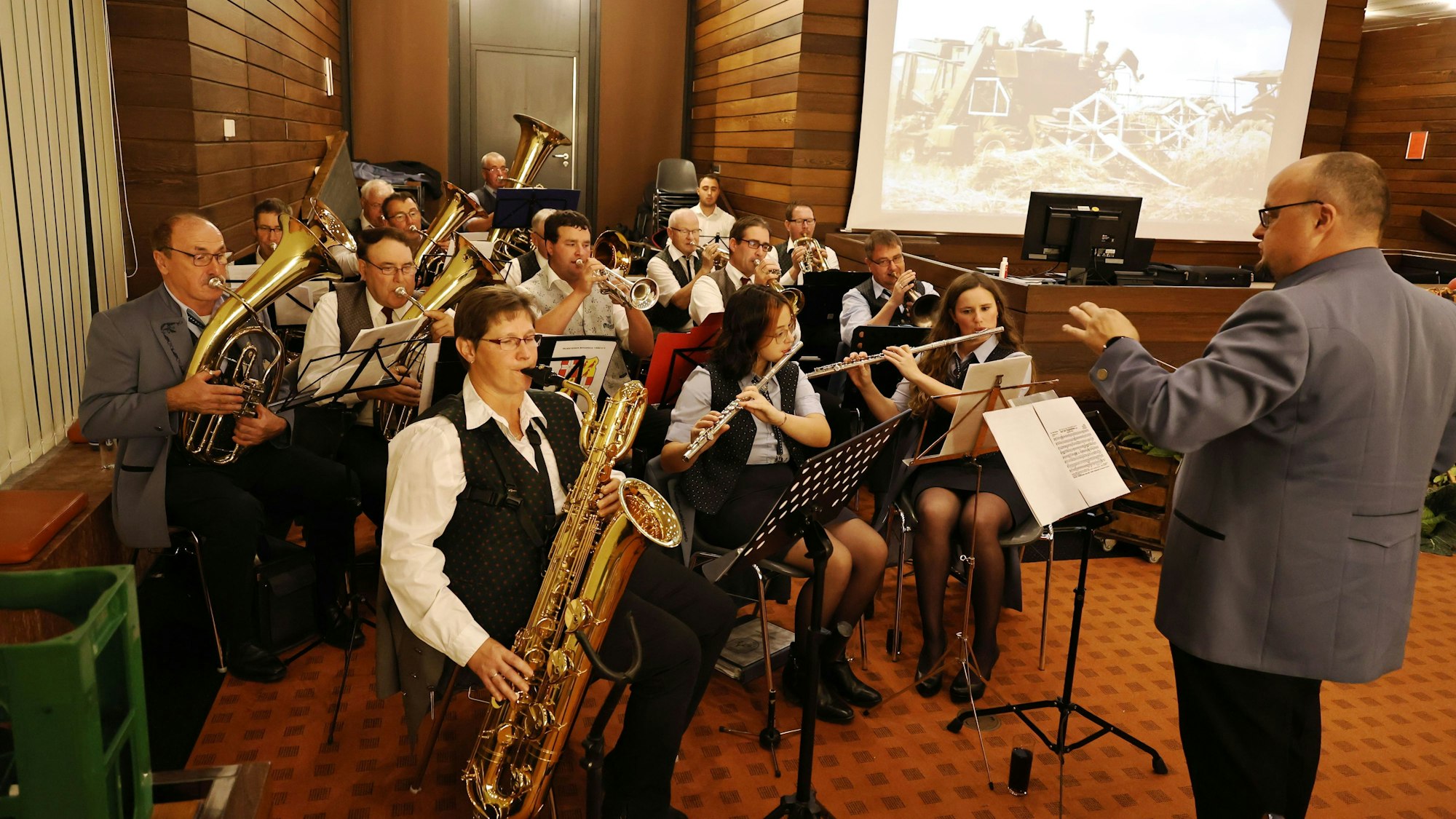 Das Bauernorchester beim Musizieren im Kreishaus.