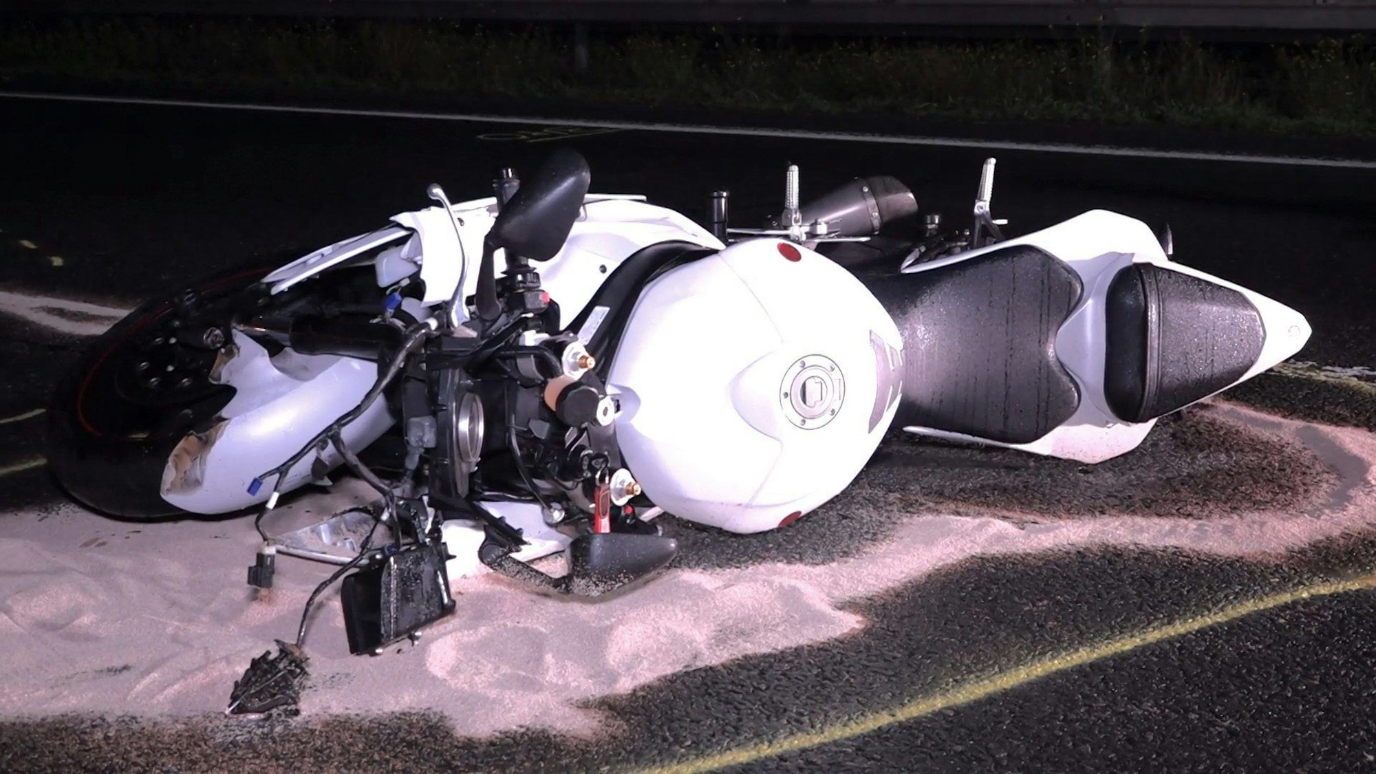 Ein Motorrad liegt auf der Autobahn A2. Ein Motorradfahrer und sein Mitfahrer sind auf der Autobahn 2 bei Gelsenkirchen tödlich verunglückt.