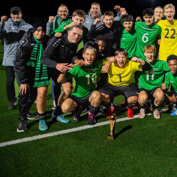 Die B-Junioren der JSG Kirchheim/Arloff/Flamersheim feiern ihren Pokalsieg.