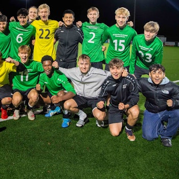 Die B-Junioren der JSG Kirchheim/Arloff/Flamersheim feiern ihren Pokalsieg.