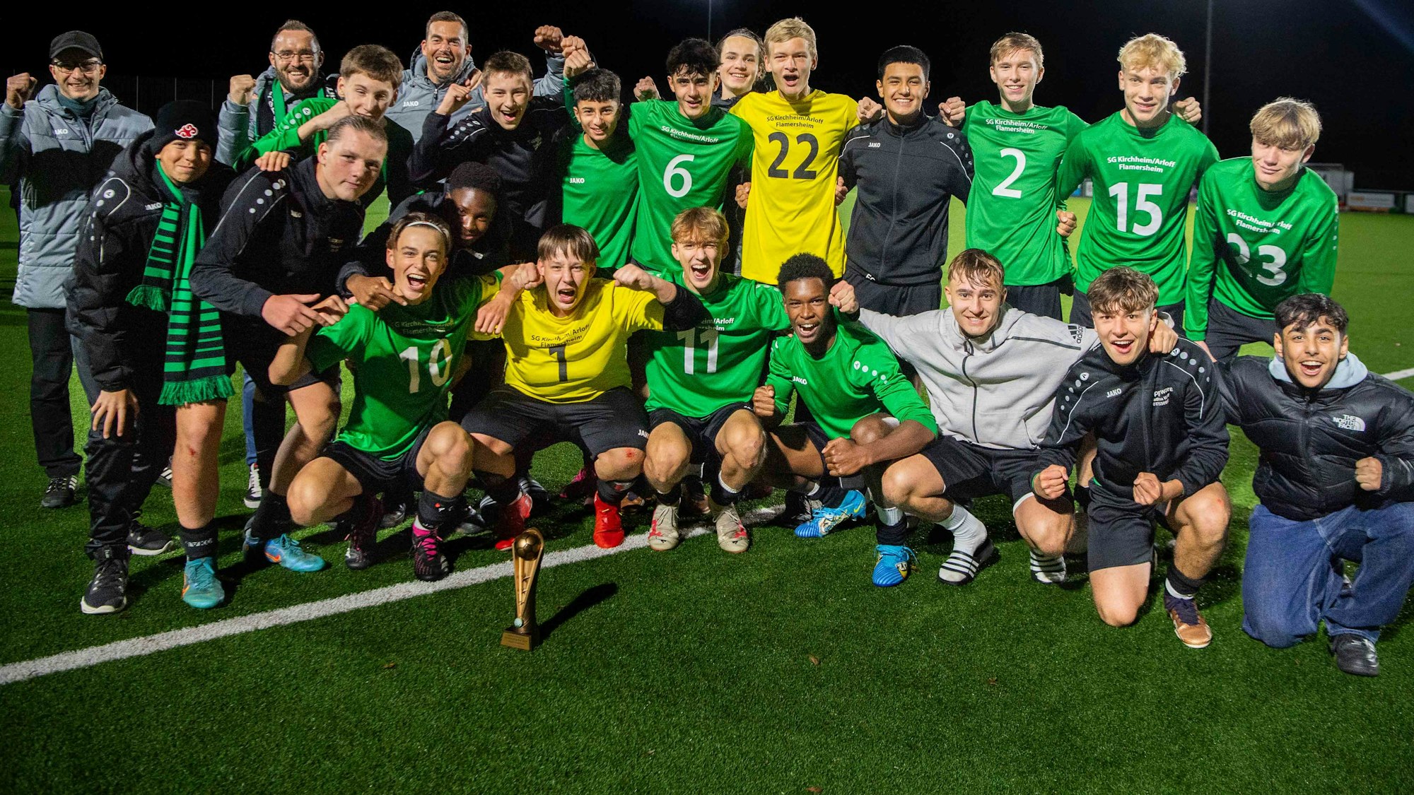 Die B-Junioren der JSG Kirchheim/Arloff/Flamersheim feiern ihren Pokalsieg.