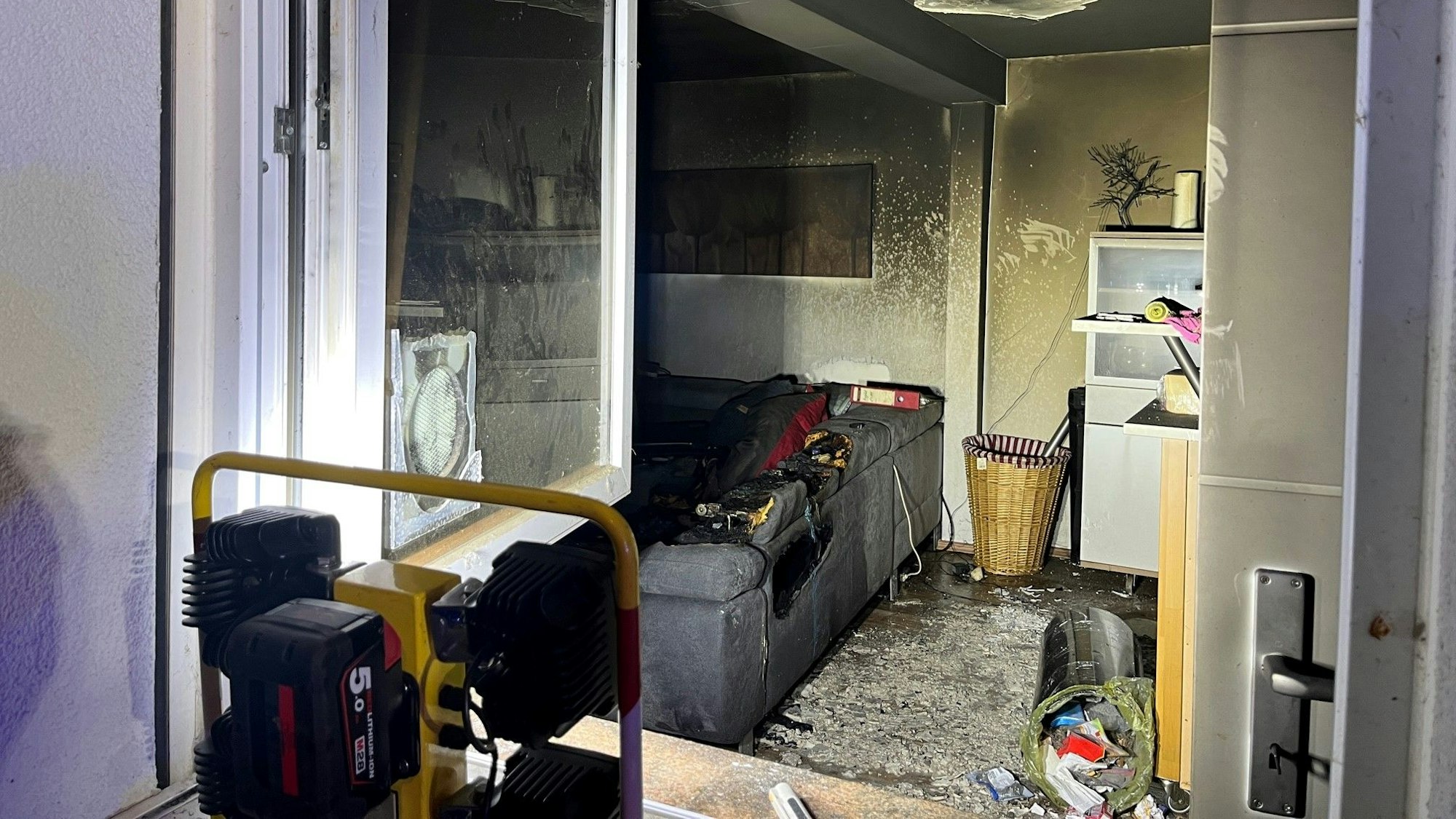 Feuerwehrleute fanden den 62-Jährigen auf einer Couch.