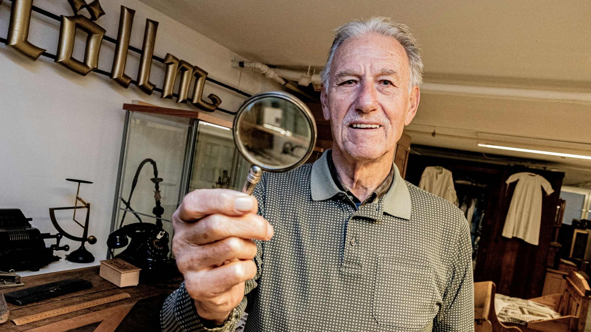 Auf Spurensuche geht Hans Josef Heinz in „seinem“ Heimatmuseum. Das ein oder andere Kleinod stammt aus sorgfältiger Sperrmüll-Recherche.