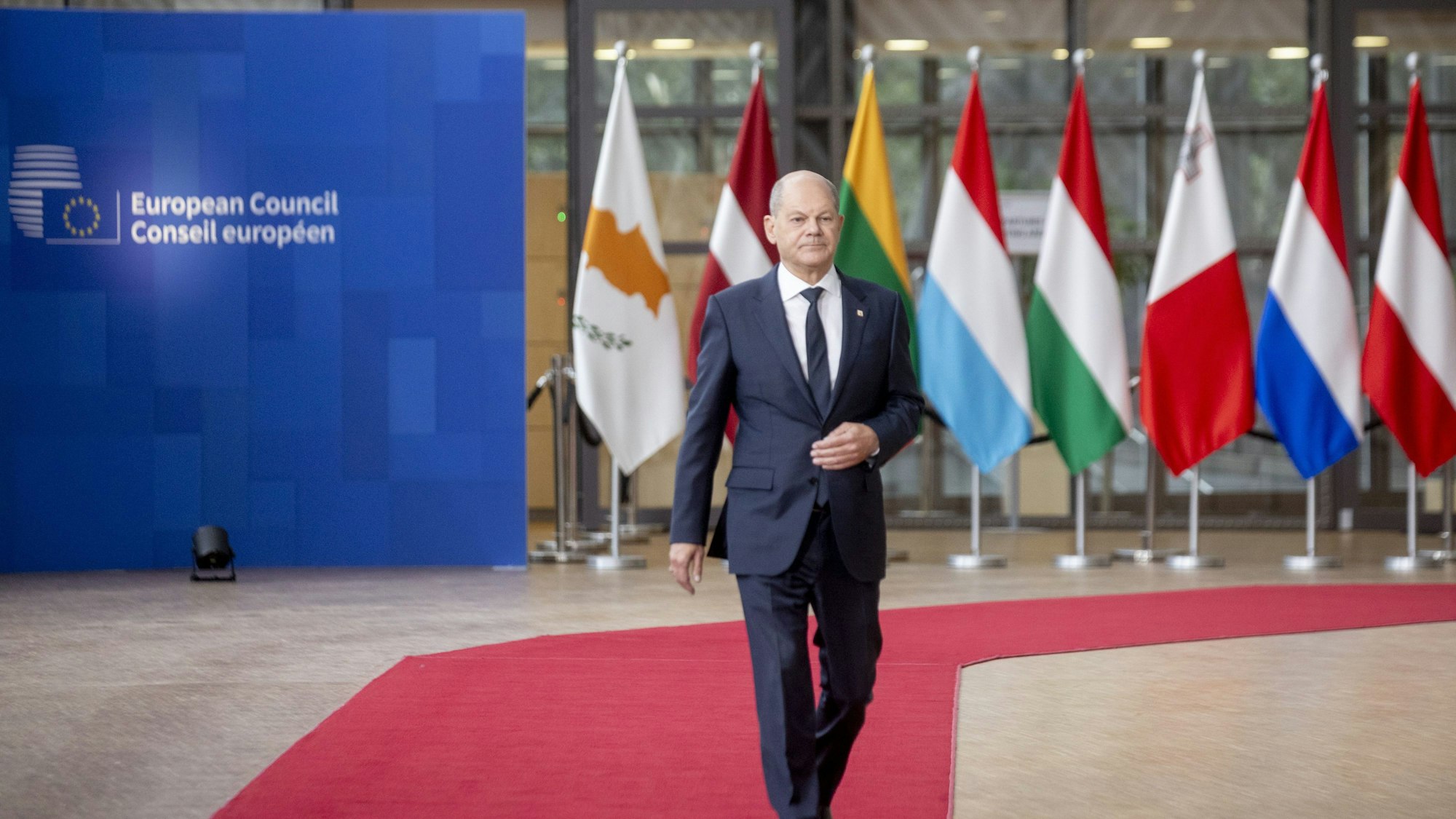 Brüssel: Bundeskanzler Olaf Scholz (SPD) trifft zu einem EU-Gipfel ein.