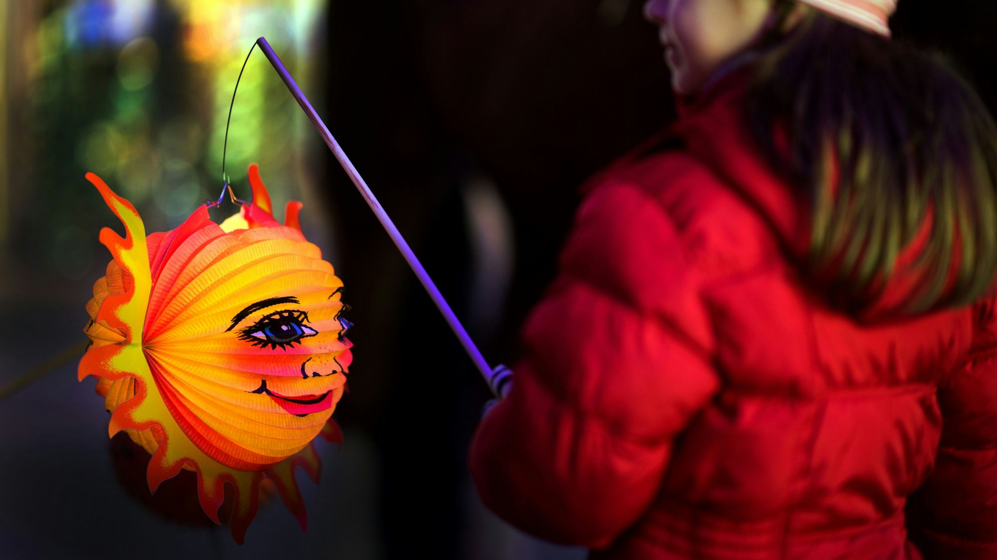 Viele Kinder und ihre Eltern nehmen an den Martinszügen teil und spazieren in den ersten Novemberwochen traditionell mit ihren gebastelten Lauteren durch die Straßen.