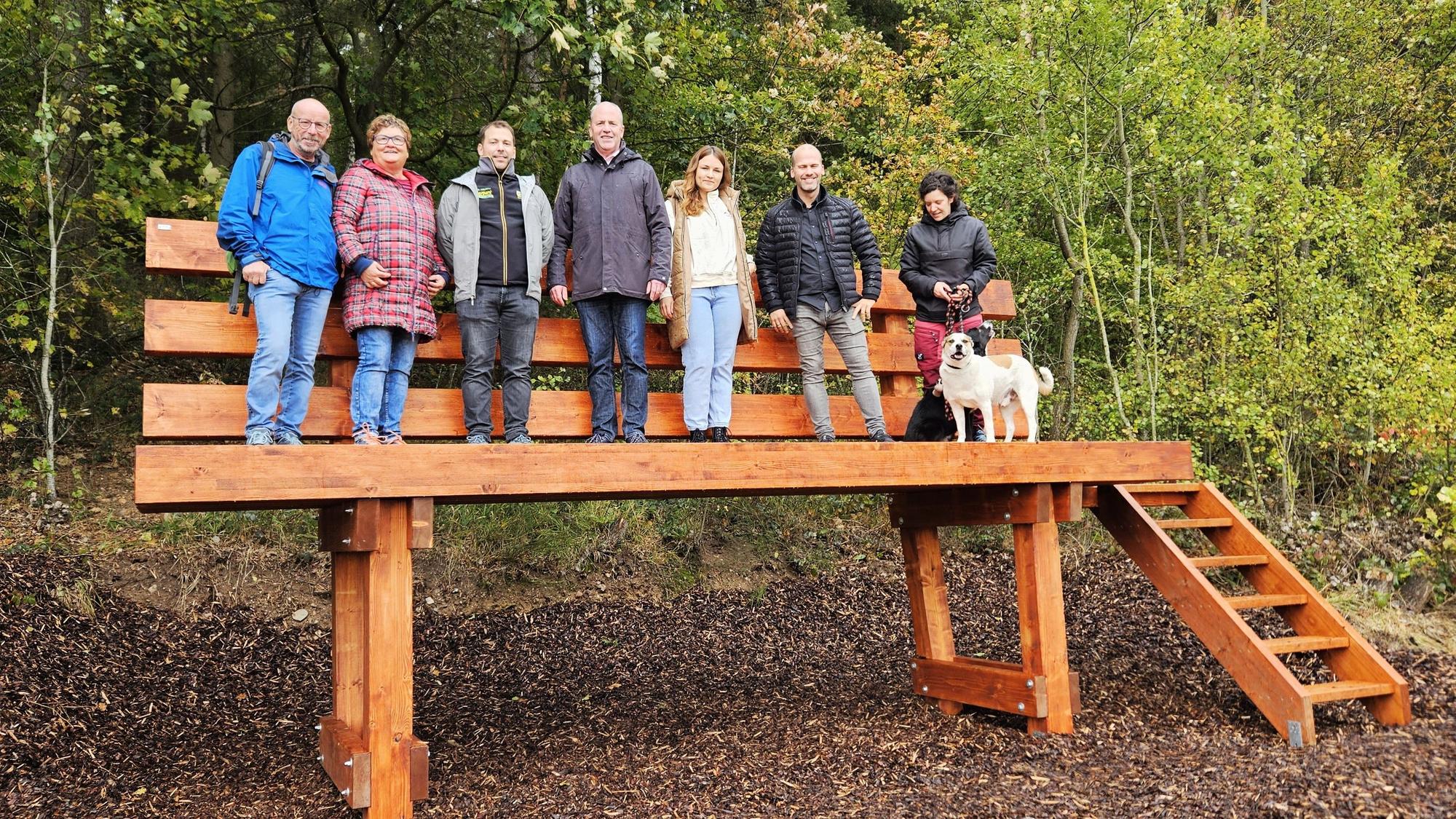 Wilfried und Brigitte Schäfer (v.l.), Peter Gieseler, Hermann-Josef Esser, Laura Möhrer, Markus Auel und Melly Butzke stehen auf der „Sitzfläche" der XXL-Bank