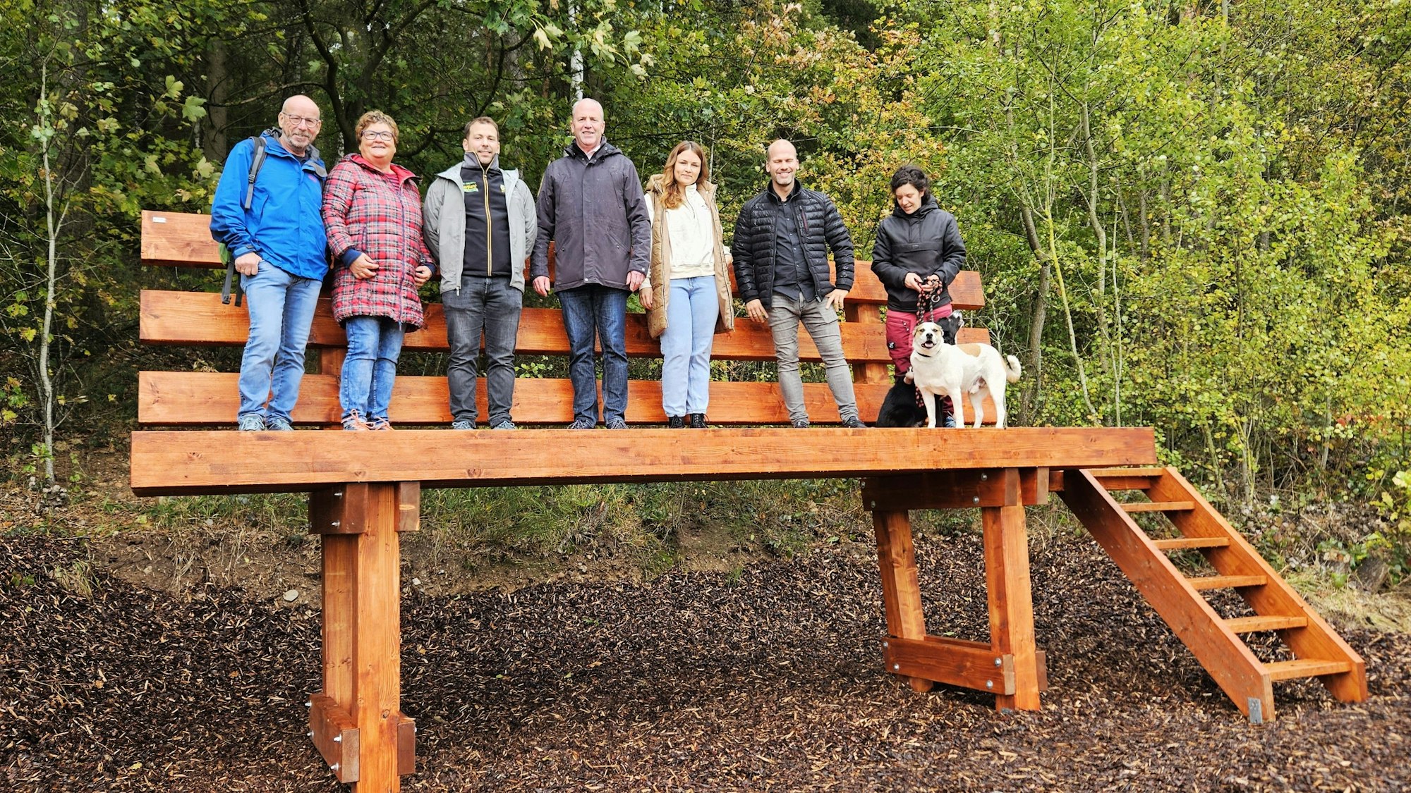 Wilfried und Brigitte Schäfer (v.l.), Peter Gieseler, Hermann-Josef Esser, Laura Möhrer, Markus Auel und Melly Butzke stehen auf der „Sitzfläche" der XXL-Bank