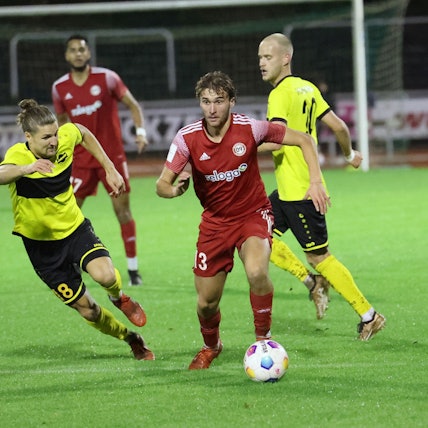 Eine Spielsituation zwischen zwei Fußballern.