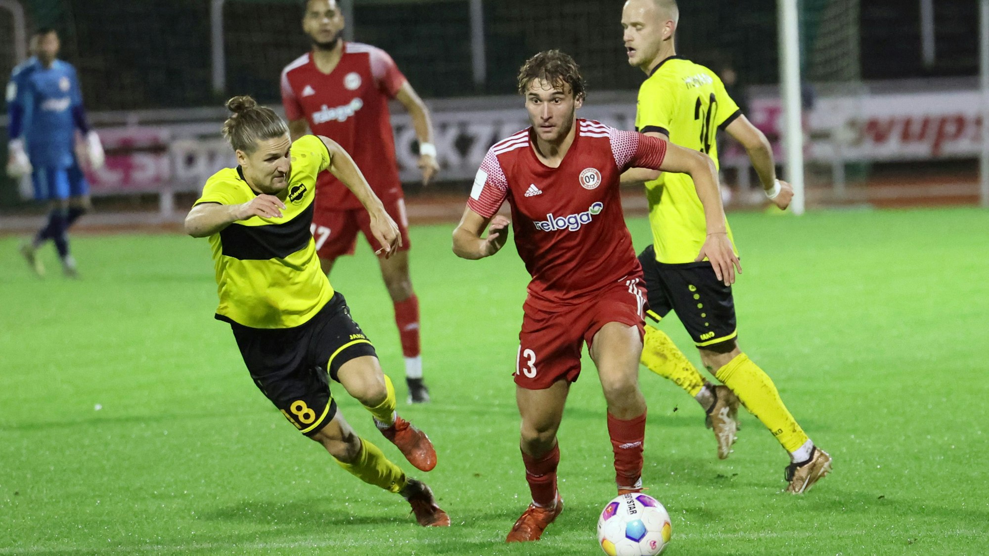 Eine Spielsituation zwischen zwei Fußballern.