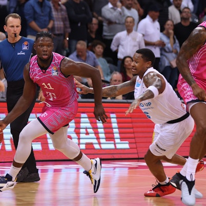 Mit Brian Fobbs (links) kommt immer Dynamik und Athletik ins Bonner Spiel.