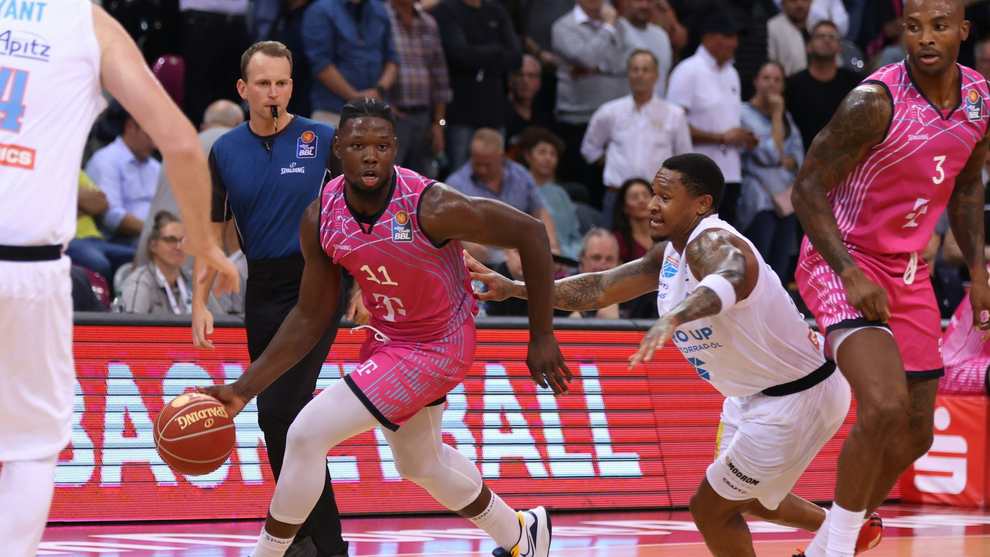 Mit Brian Fobbs (links) kommt immer Dynamik und Athletik ins Bonner Spiel.