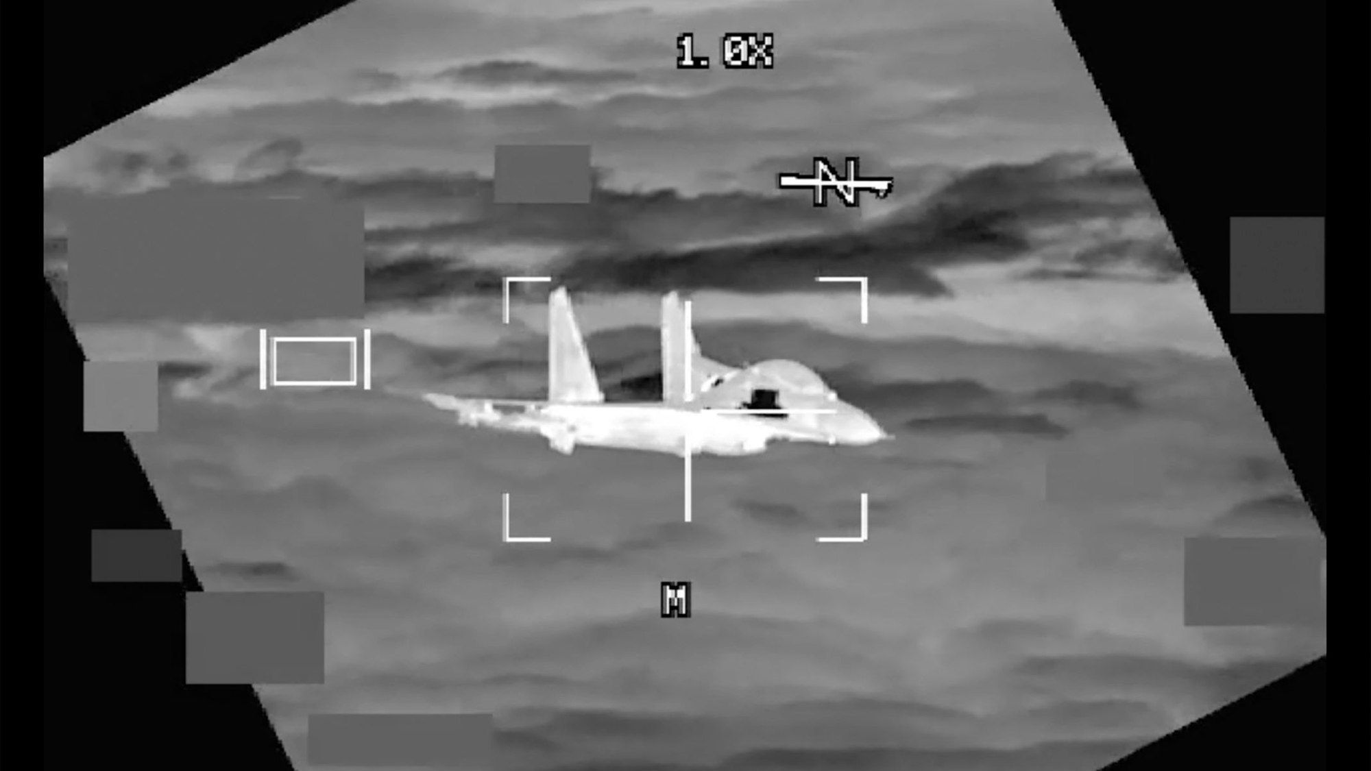 Das Videostandbild zeigt ein J-11 Kampfflugzeug der Volksrepublik China von einem B-52-Flugzeug der U.S. Air Force aus gesehen, das am 24. Oktober 2023 über dem Südchinesischen Meer fliegt. Der chinesischer Kampfjet hat sich bis auf wenige Meter genähert und dabei beinahe einen Unfall verursacht, so das US-Militär.