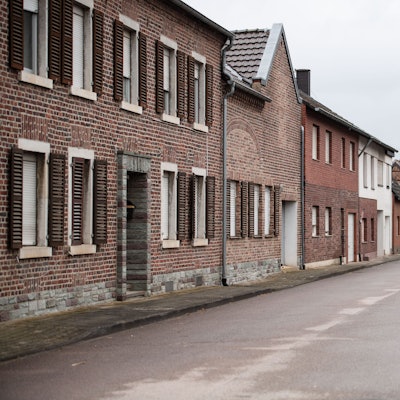 Verlassenden Wohnhäusern im Ortsteil Morschenich-Alt. Der Ort Morschenich am Tagebau Hambach sollte den Braunkohlebaggern weichen. Jetzt wollen ihm die Planer neues Leben einhauchen