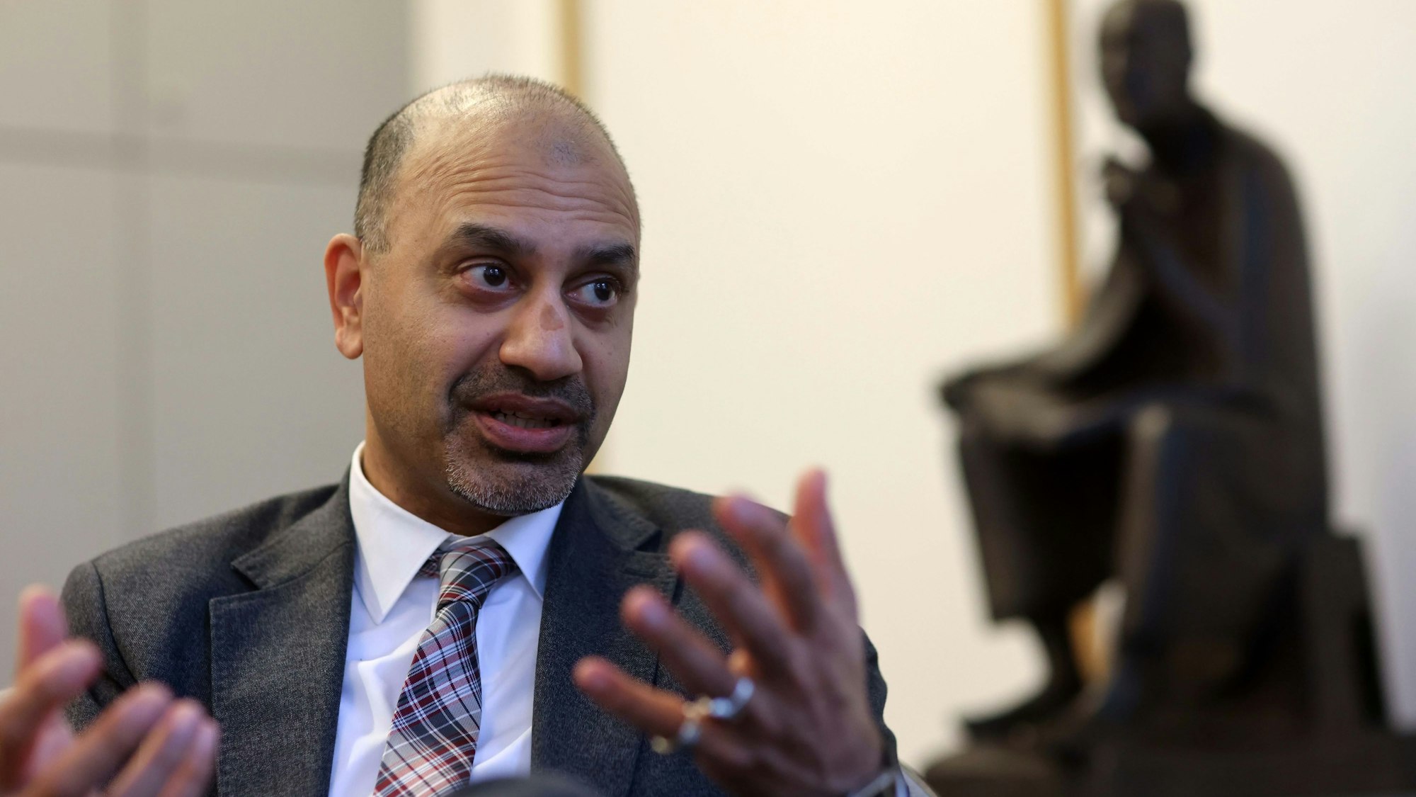 Joybrato Mukherjee, Rektor der Uni Köln, gestikuliert im Gespräch.