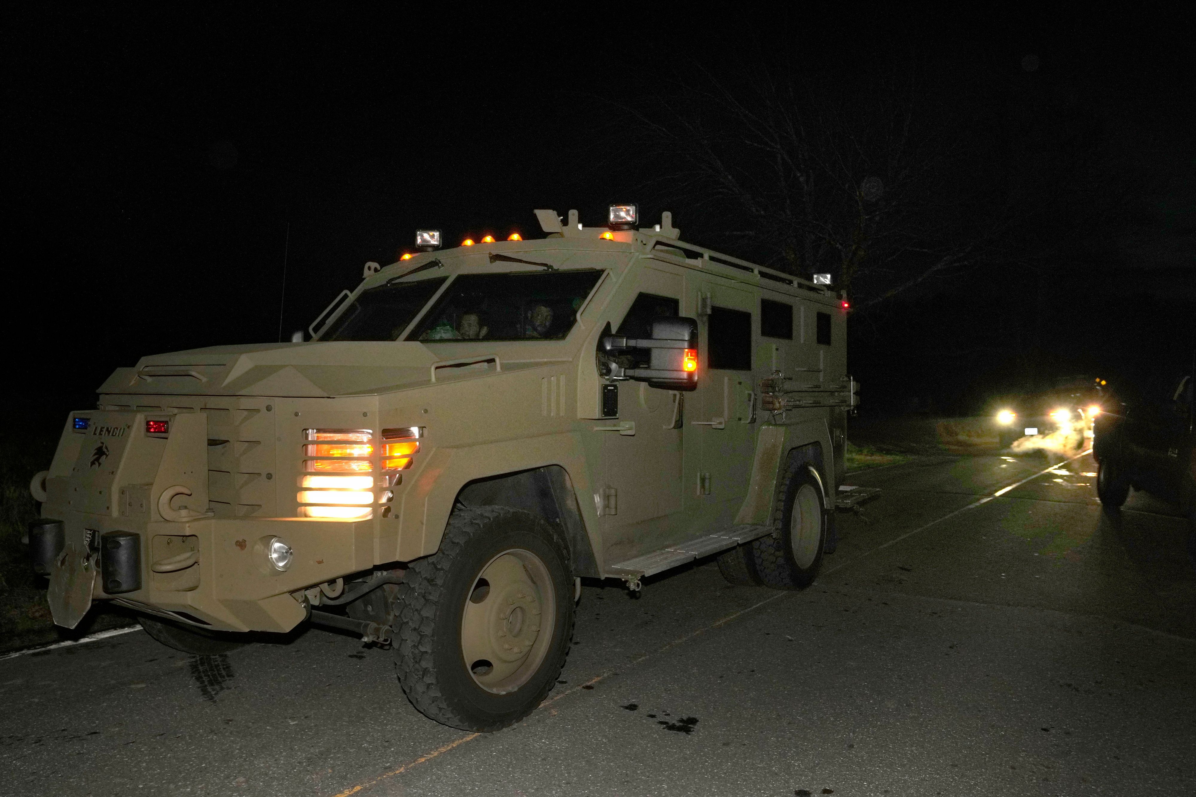 Polizisten verlassen einen Bereich in Bowdoin, Maine, in einem gepanzerten Fahrzeug, nachdem sie ihn untersucht haben.