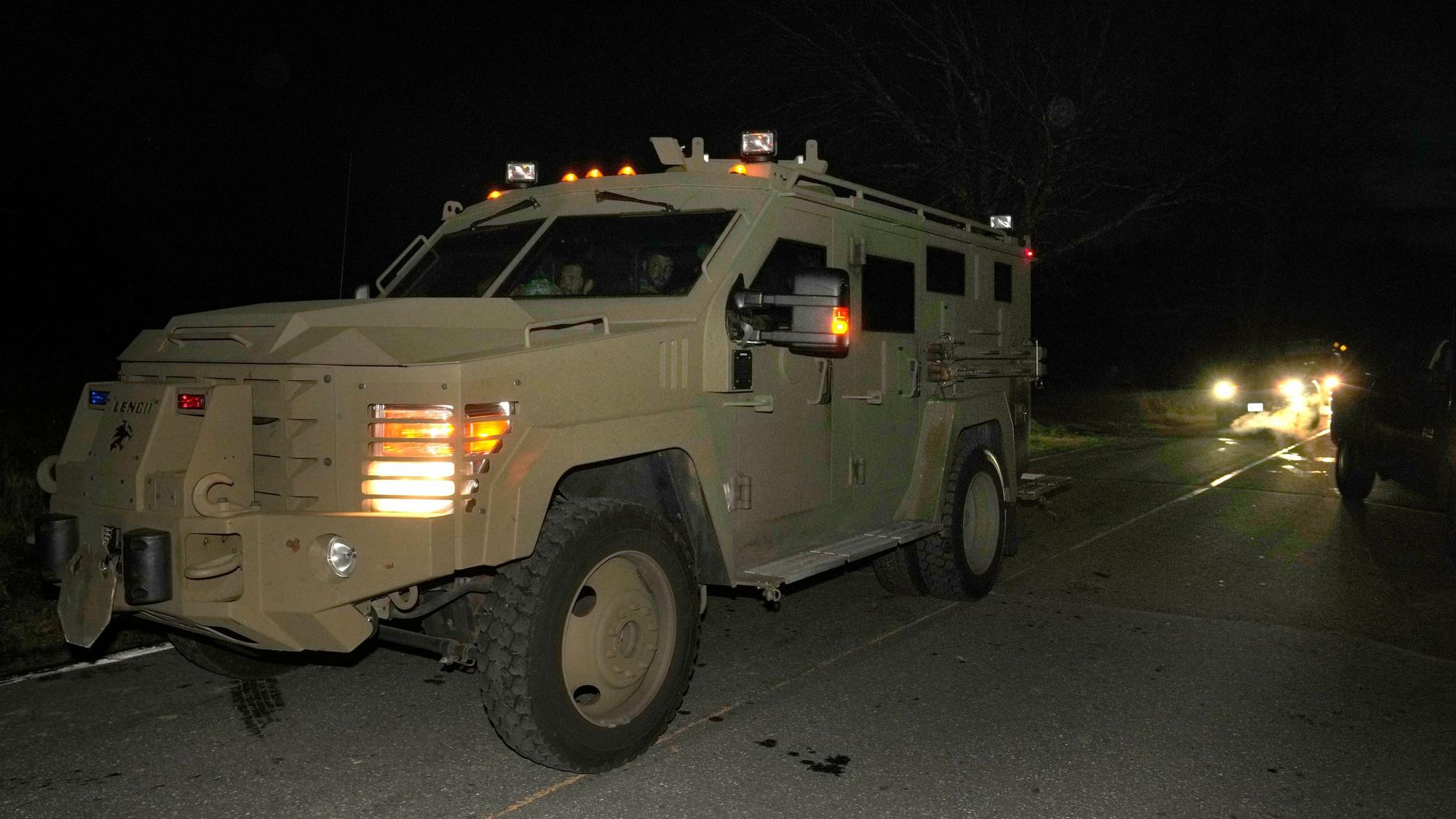 Polizisten verlassen einen Bereich in Bowdoin, Maine, in einem gepanzerten Fahrzeug, nachdem sie ihn untersucht haben.