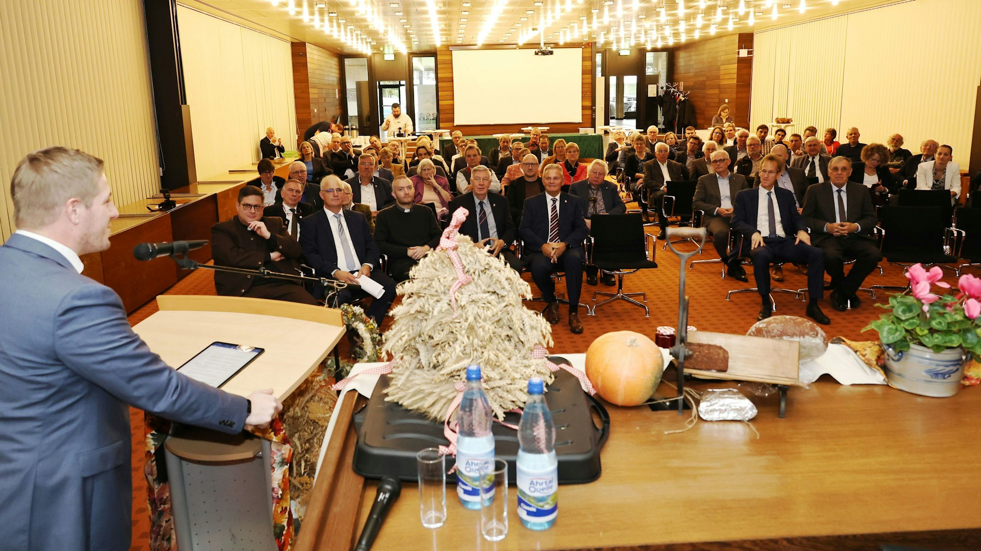 An dem mit Erntefrüchten geschmückten Rednerpult begrüßt der Euskirchener Landrat Markus Ramers die zahlreichen Gäste im Sitzungssaal der Kreisverwaltung.