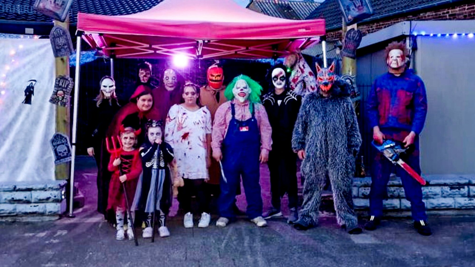 Auf dem Foto sind Mitglieder der Familie Dohle und Freunde in Horrorkostümen zu sehen.