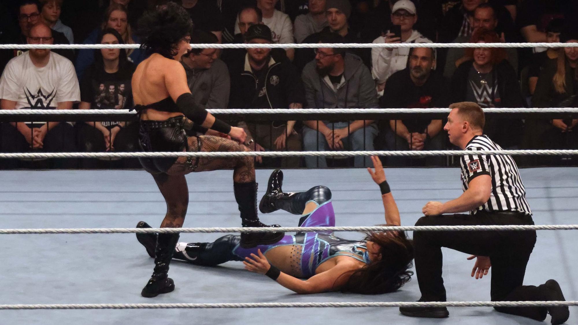 Die Wrestlerinnen Rhea Ripley und Raquel Rodriguez kämpfen in der Arena.