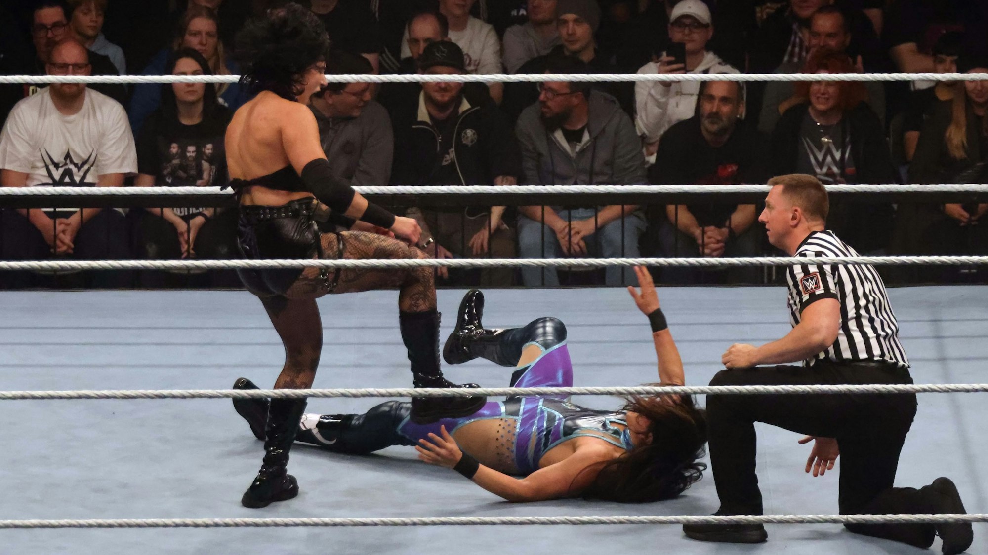 Die Wrestlerinnen Rhea Ripley und Raquel Rodriguez kämpfen in der Arena.