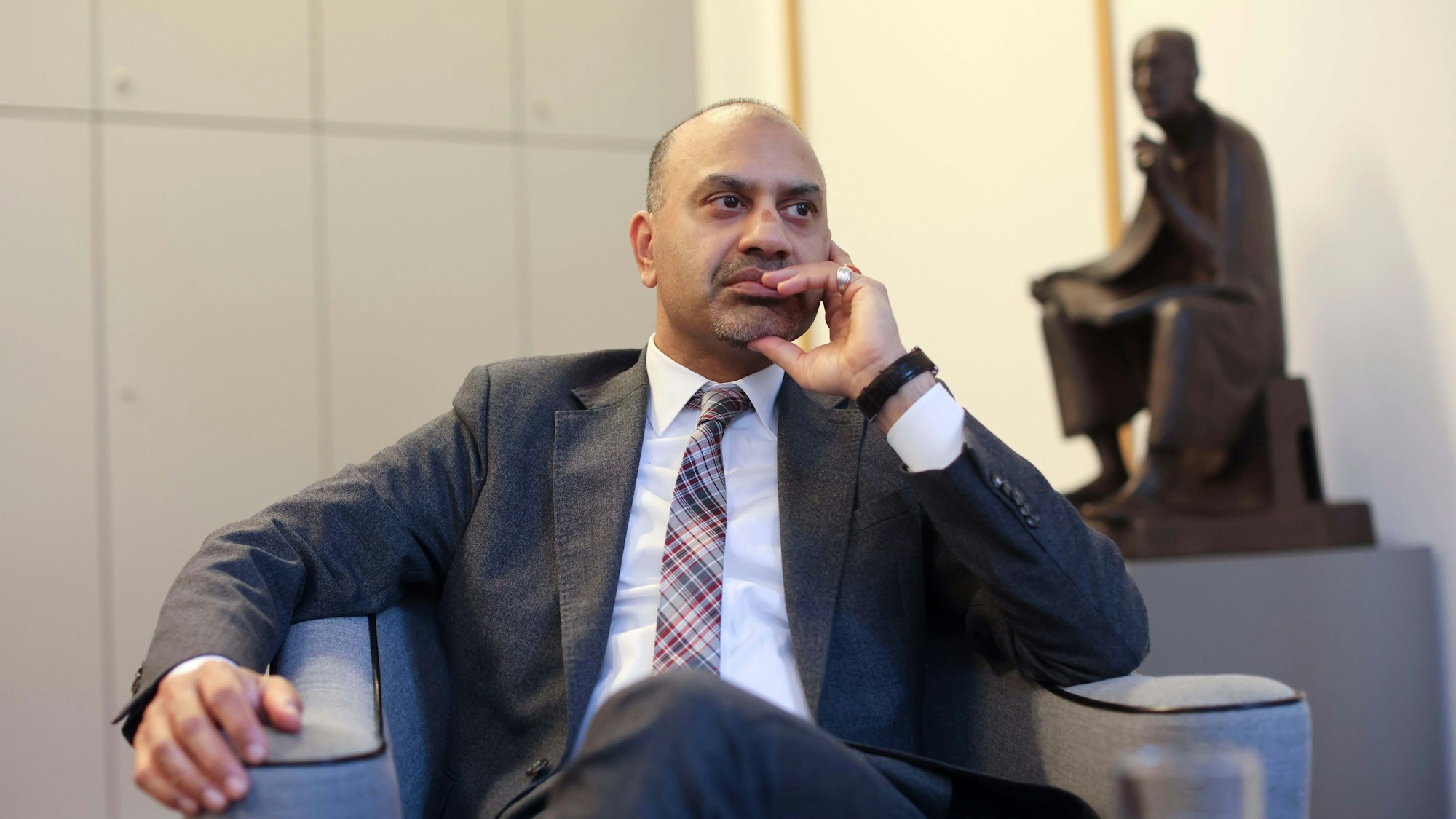 oybrato Mukherjee, Rektor der Uni Köln, hört zu.