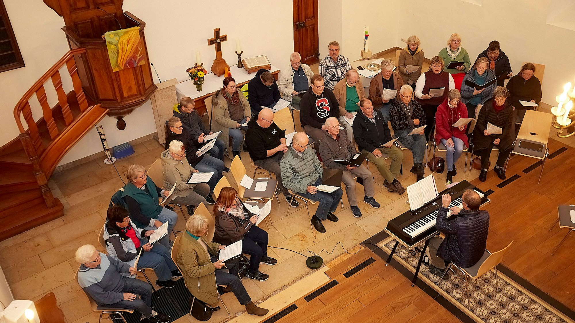 Blick von einer Empore auf den Projektchor unter der Leitung von Werner Harzheim am Keyboard.