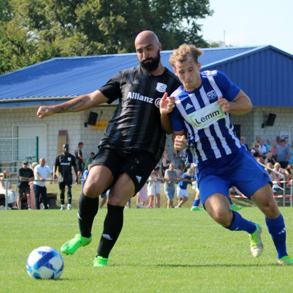 Wißkirchens Fußballer Ben Decker schiebt seinen Körper in den Gegenspieler.