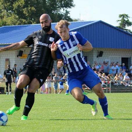Wißkirchens Fußballer Ben Decker schiebt seinen Körper in den Gegenspieler.