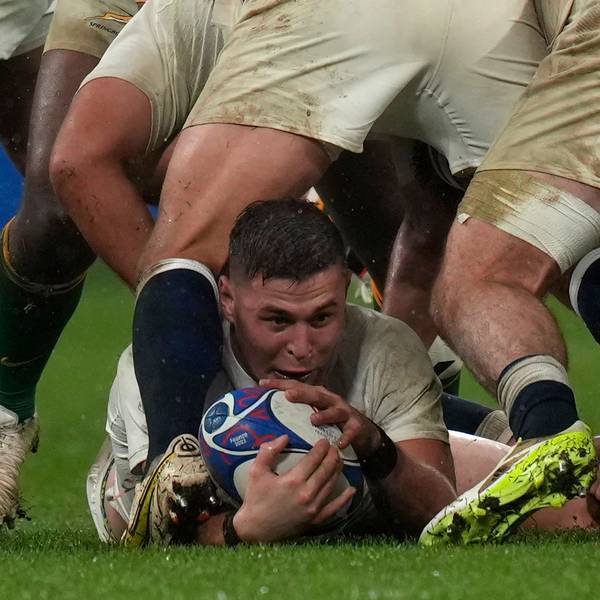 21.10.2023, Frankreich, Saint-Denis: Rugby: WM, England - Südafrika, K.o.-Runde, Halbfinale, Stade de France: Freddie Steward aus England hält den Ball. Foto: Thibault Camus/AP/dpa +++ dpa-Bildfunk +++