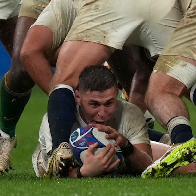 21.10.2023, Frankreich, Saint-Denis: Rugby: WM, England - Südafrika, K.o.-Runde, Halbfinale, Stade de France: Freddie Steward aus England hält den Ball. Foto: Thibault Camus/AP/dpa +++ dpa-Bildfunk +++
