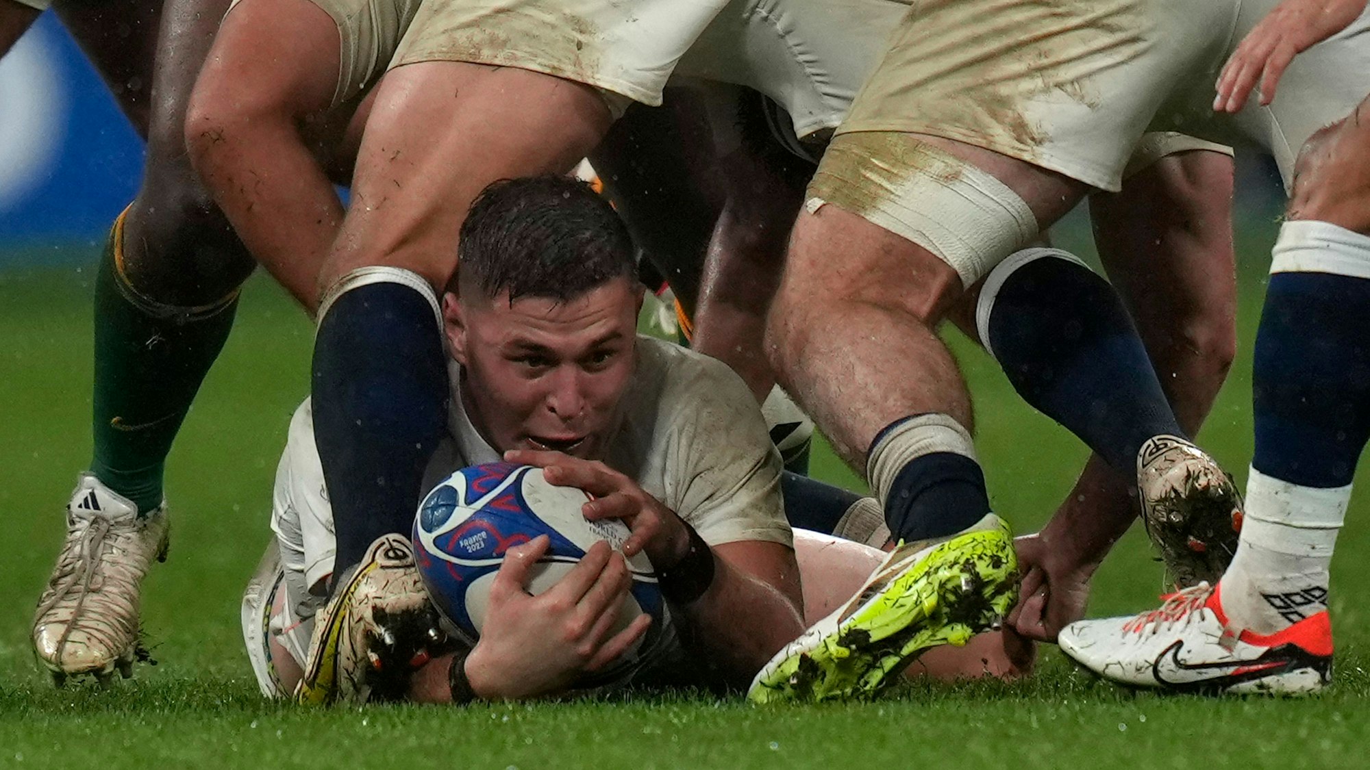 21.10.2023, Frankreich, Saint-Denis: Rugby: WM, England - Südafrika, K.o.-Runde, Halbfinale, Stade de France: Freddie Steward aus England hält den Ball. Foto: Thibault Camus/AP/dpa +++ dpa-Bildfunk +++