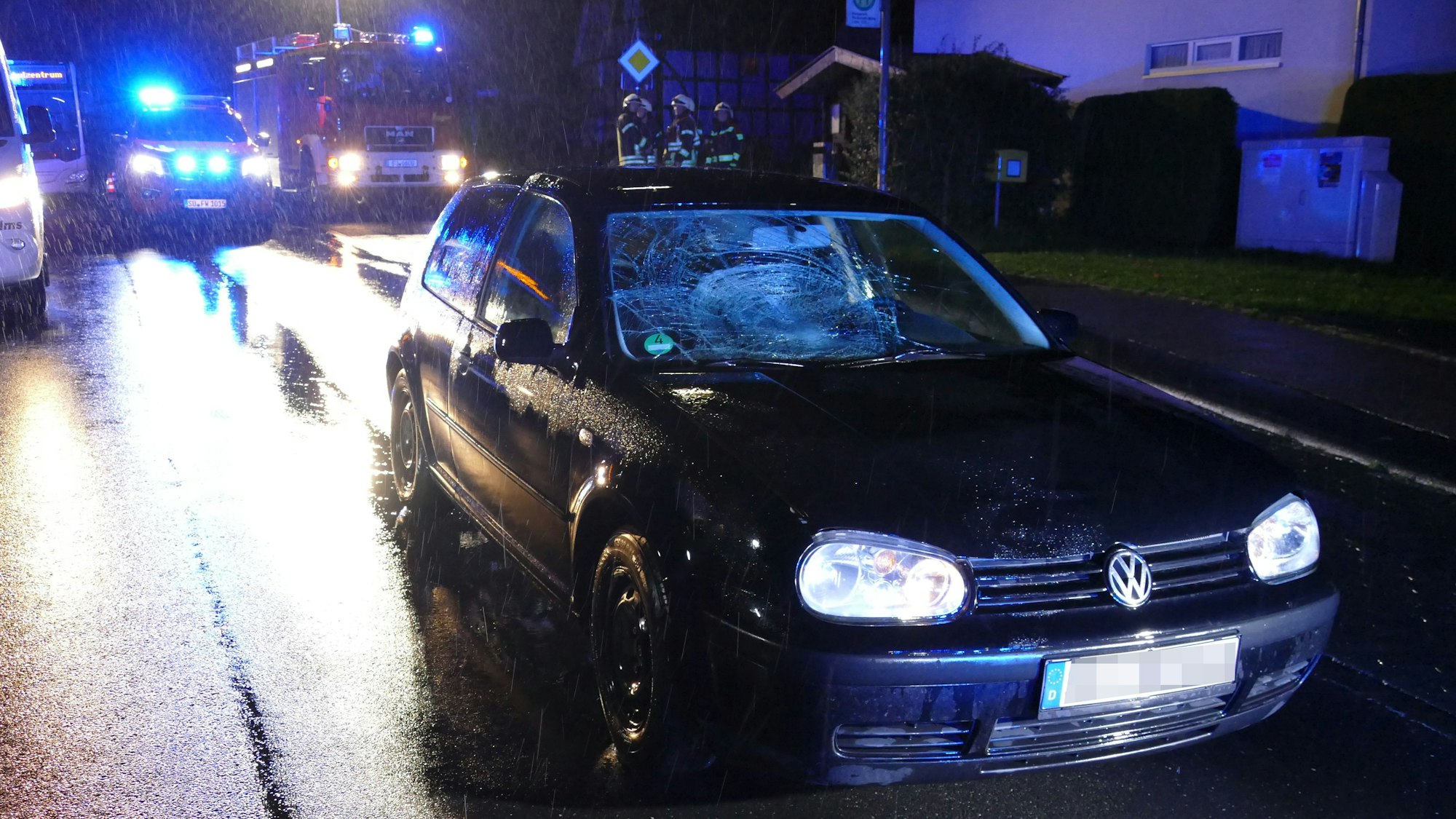 Der Wagen der die Frau erfasste steht auf der Straße in Wolperath.