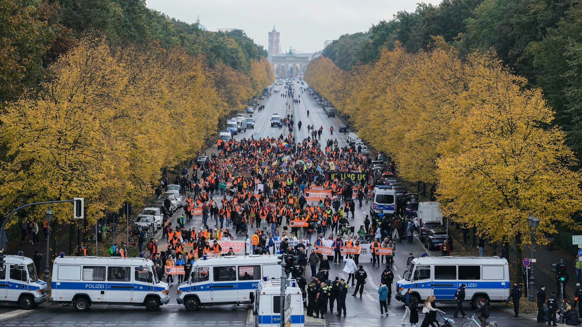 Klima-Aktivisten der Letzten Genertion blockieren die Straße im Herzen Berlins.