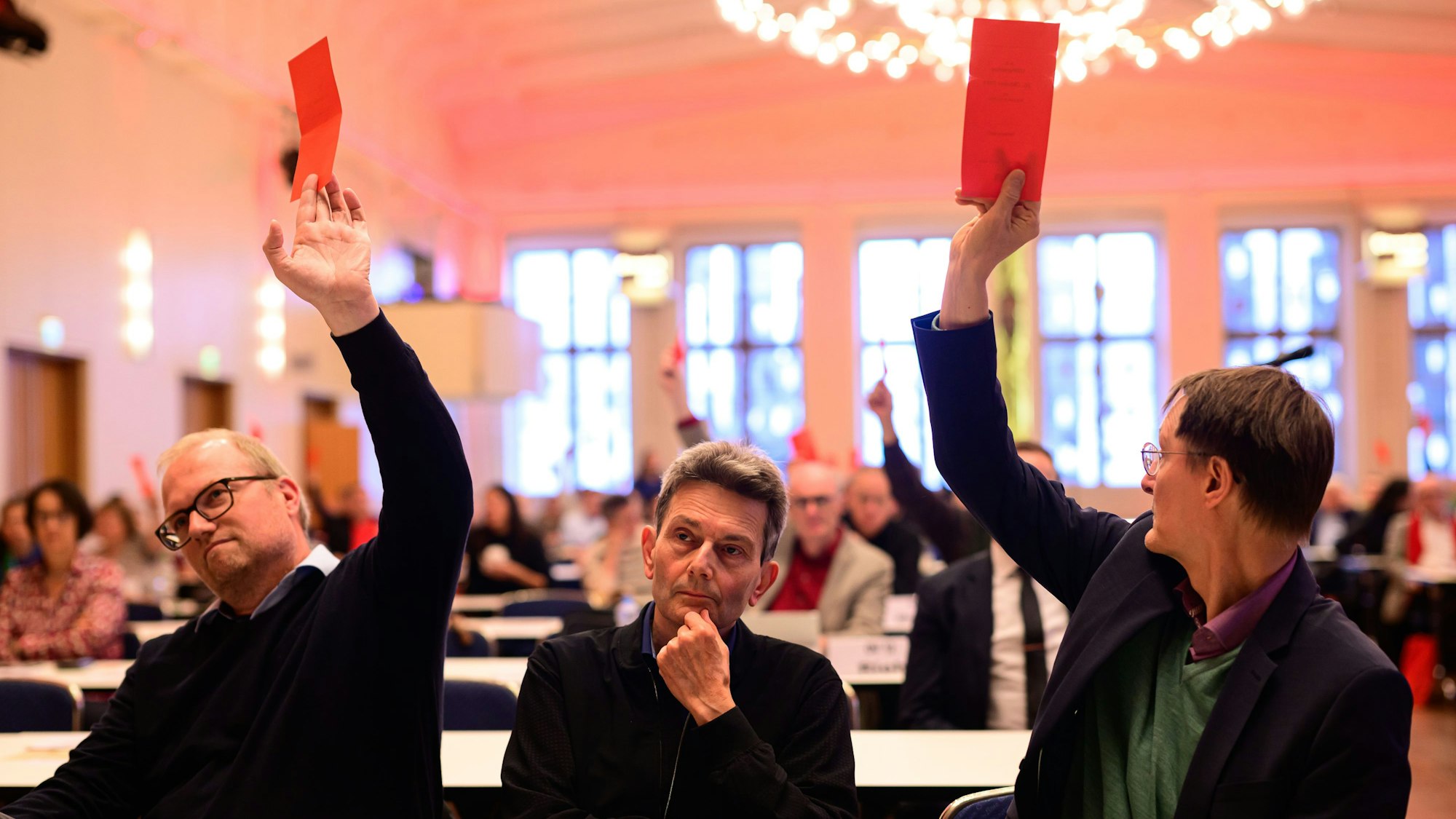 Jochen Ott, Rolf Mützenich und Karl Lauterbach (v. l.) beim Parteitag der Kölner SPD im Gürzenich am Samstag.