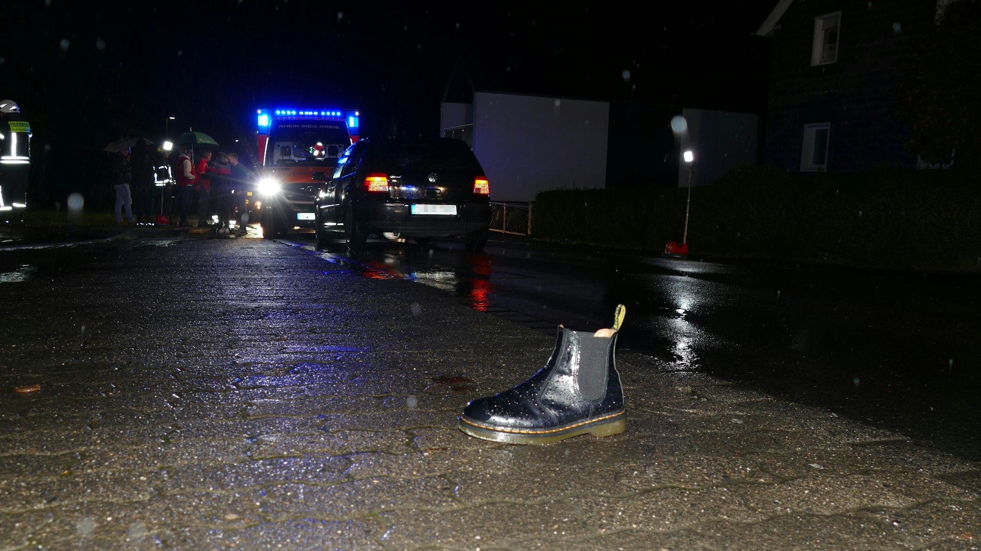 Am Rand des Unfallgeschehens liegt der Schuh des Unfallopfers.