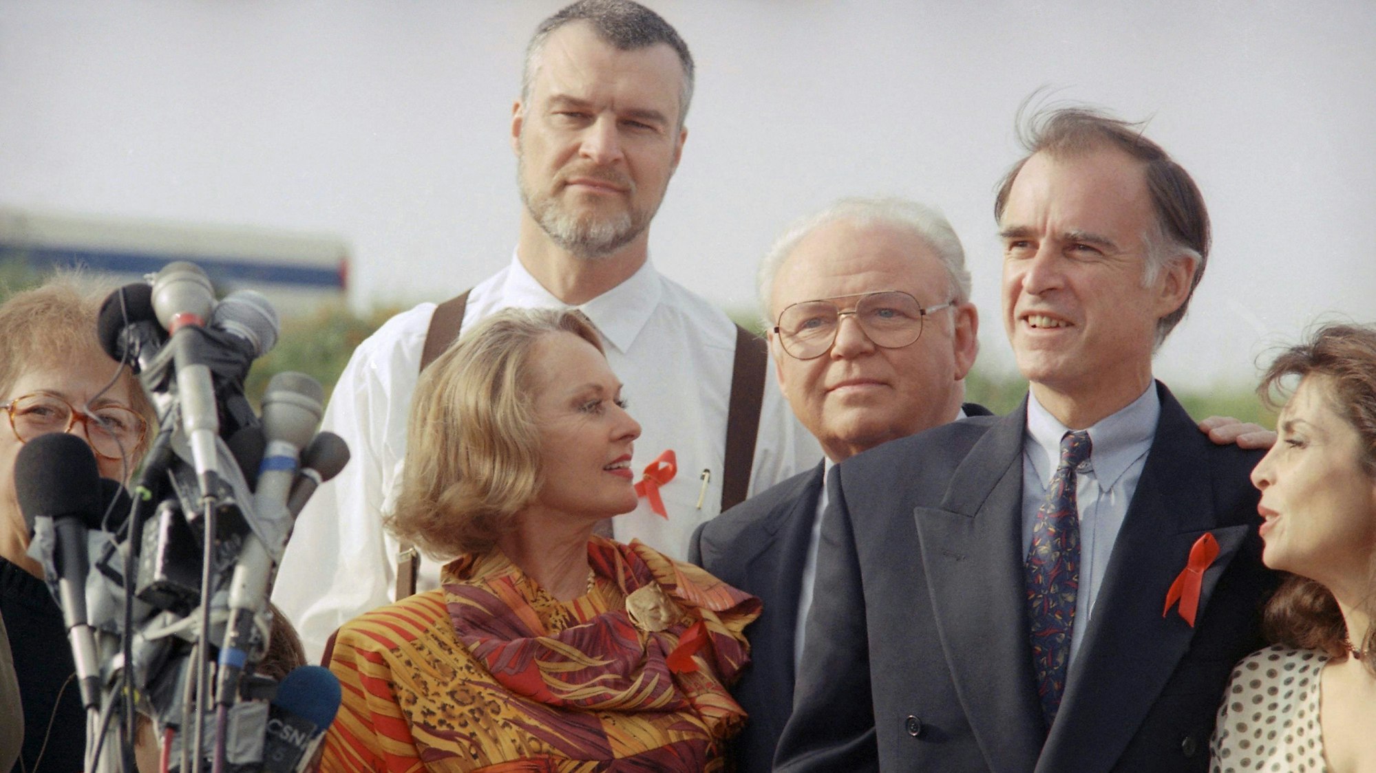 ARCHIV - 11.04.1992, USA, Santa Monica: Der damalige demokratische Präsidentschaftskandidat Jerry Brown, (2.v.r) steht neben Tippi Hedren (l-r), Richard Moll (hinten) und Carroll O'Connor, bei einer Kundgebung der National Satellite Campaign in Santa Monica.
