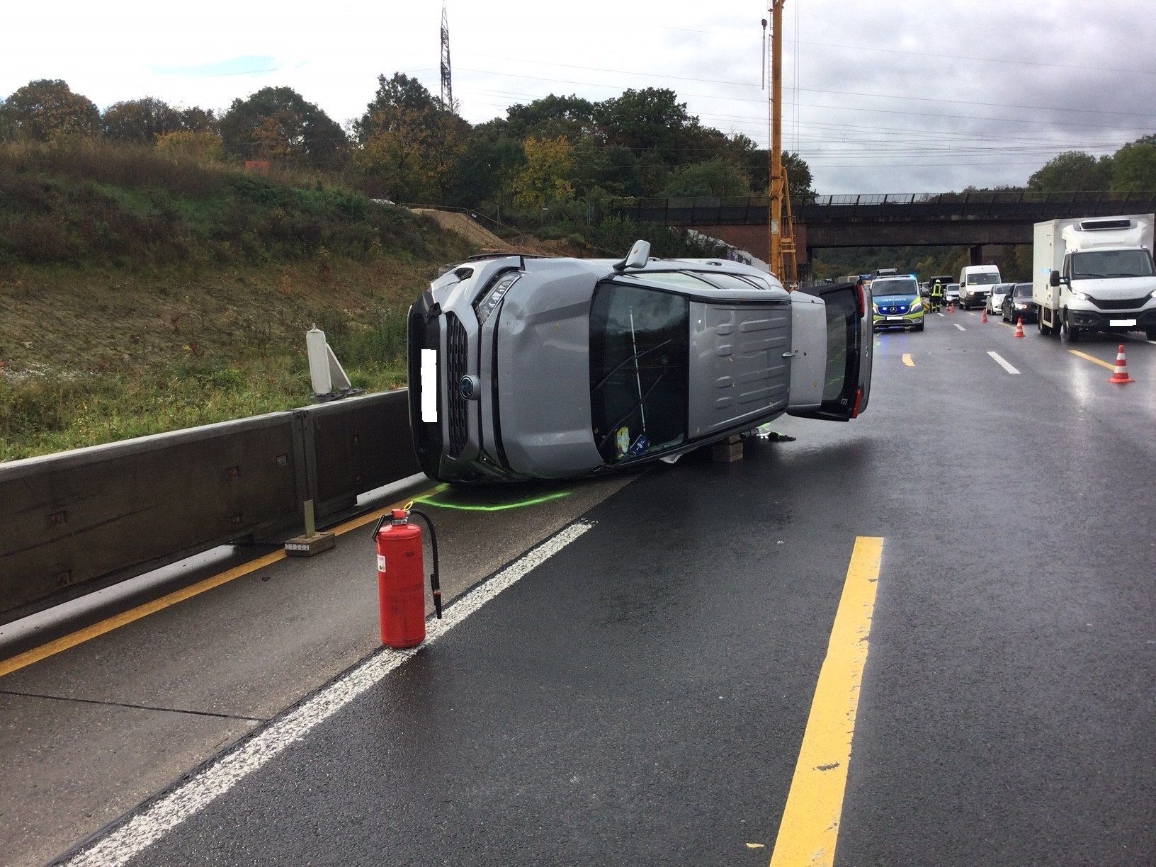 Aus bisher noch nicht geklärter Ursache ist der Wagen verunglückt und umgekippt.