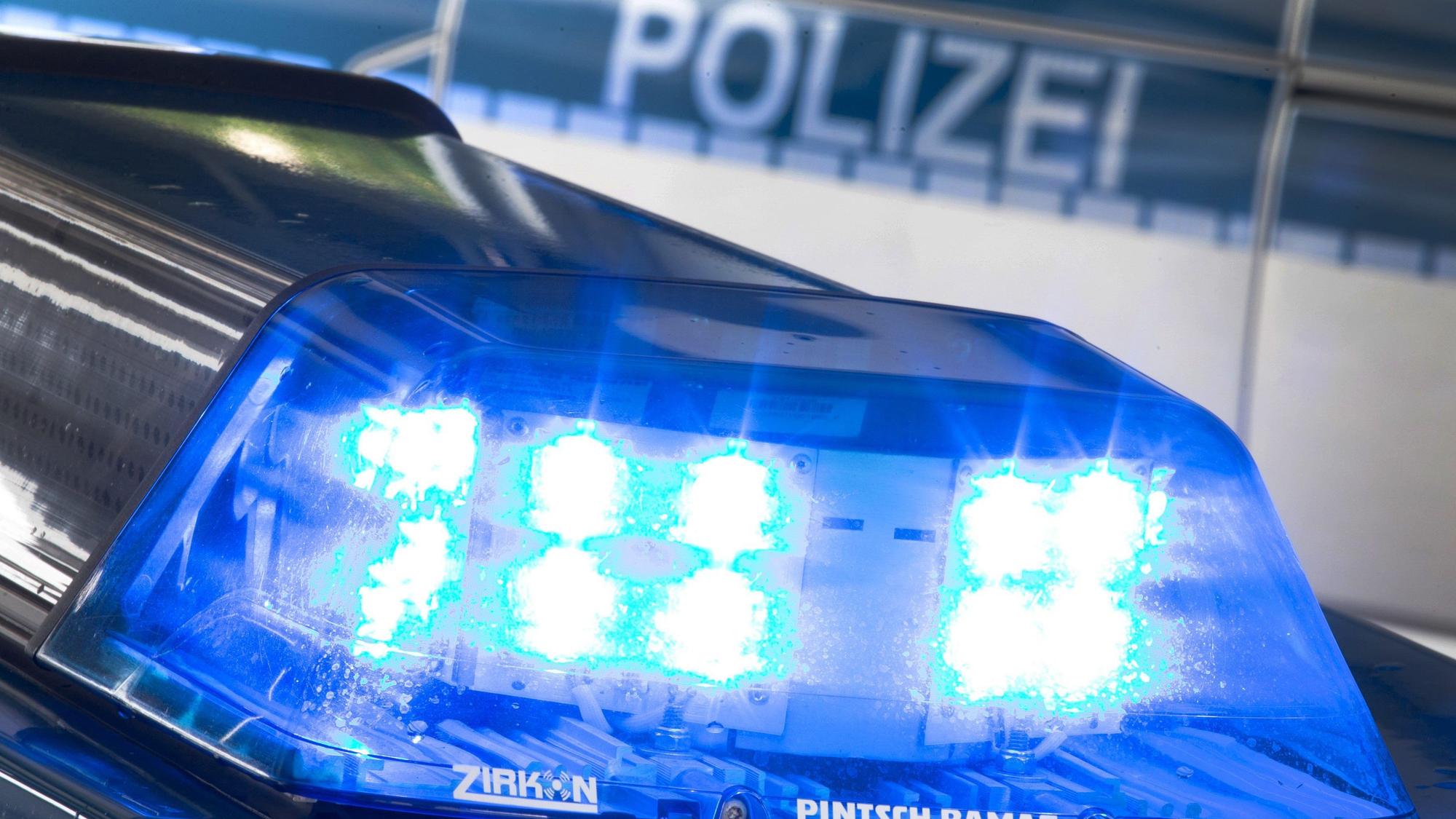 Das Blaulicht eines Polizeieinsatzfahrzeugs leuchtet.