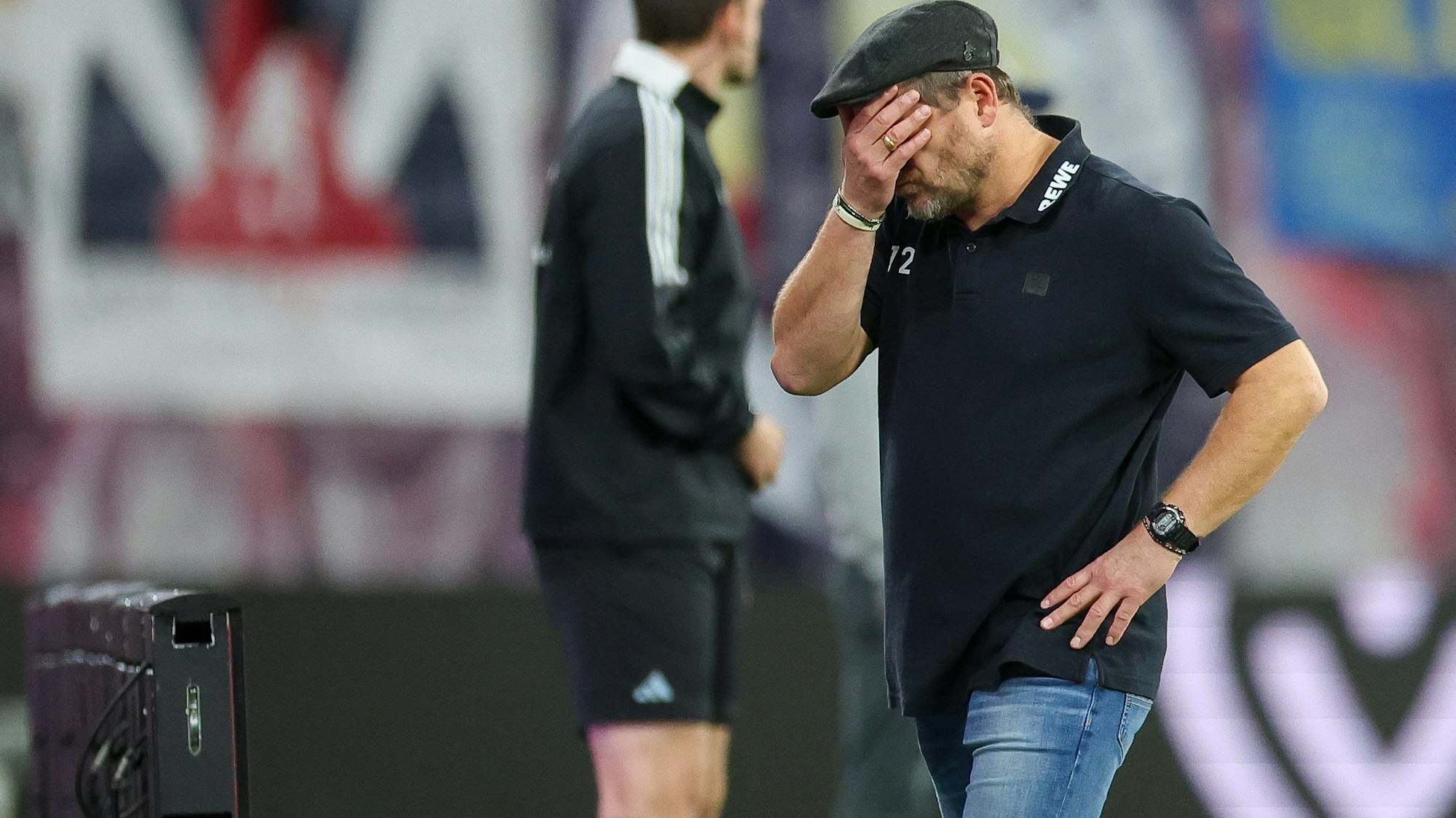 28.10.2023, Sachsen, Leipzig: Fußball: Bundesliga, 9. Spieltag, RB Leipzig - 1. FC Köln in der Red-Bull-Arena. Kölns Trainer Steffen Baumgart reagiert nach dem 6:0.