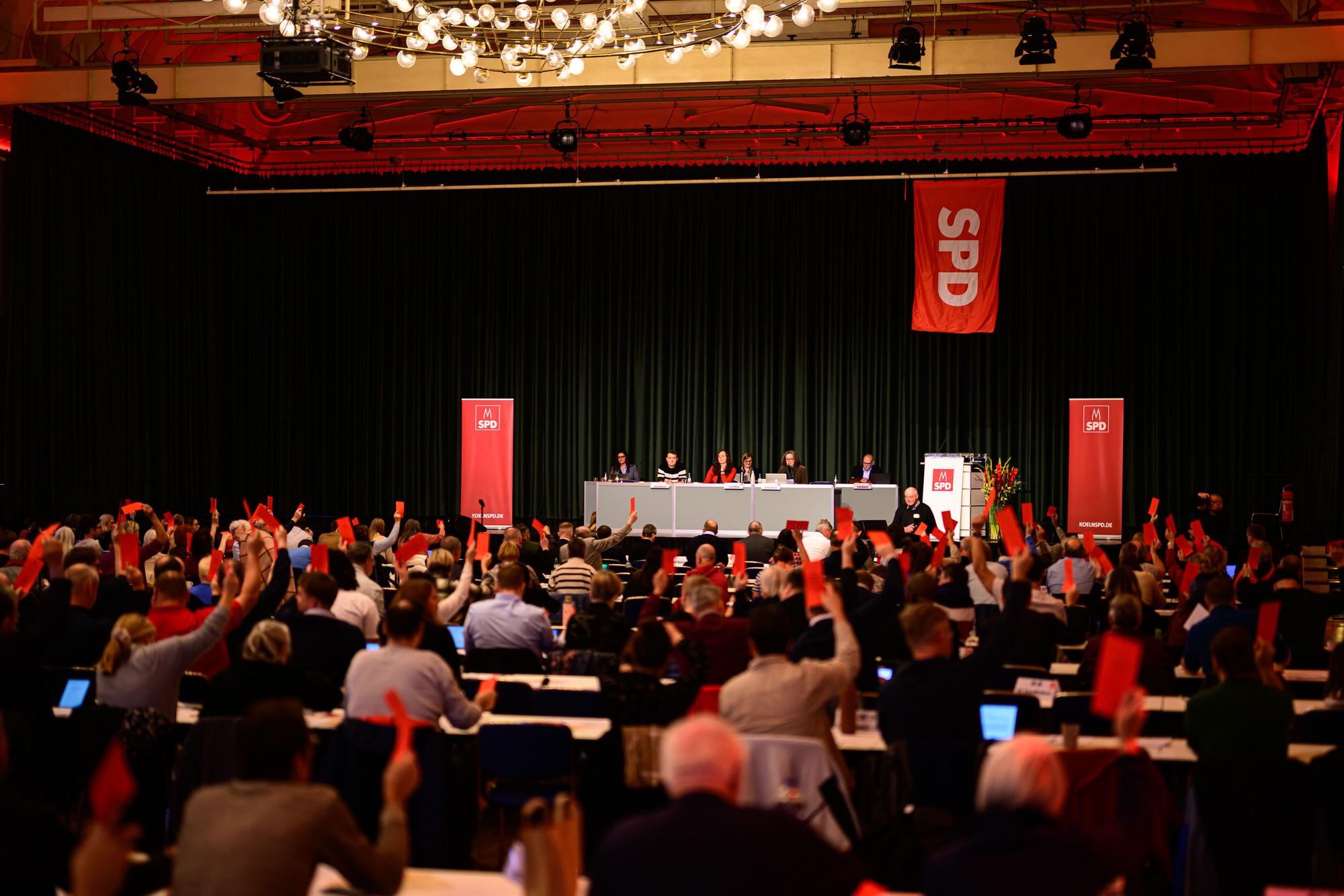 Abstimmung beim Parteitag der Kölner SPD im Gürzenich teil.