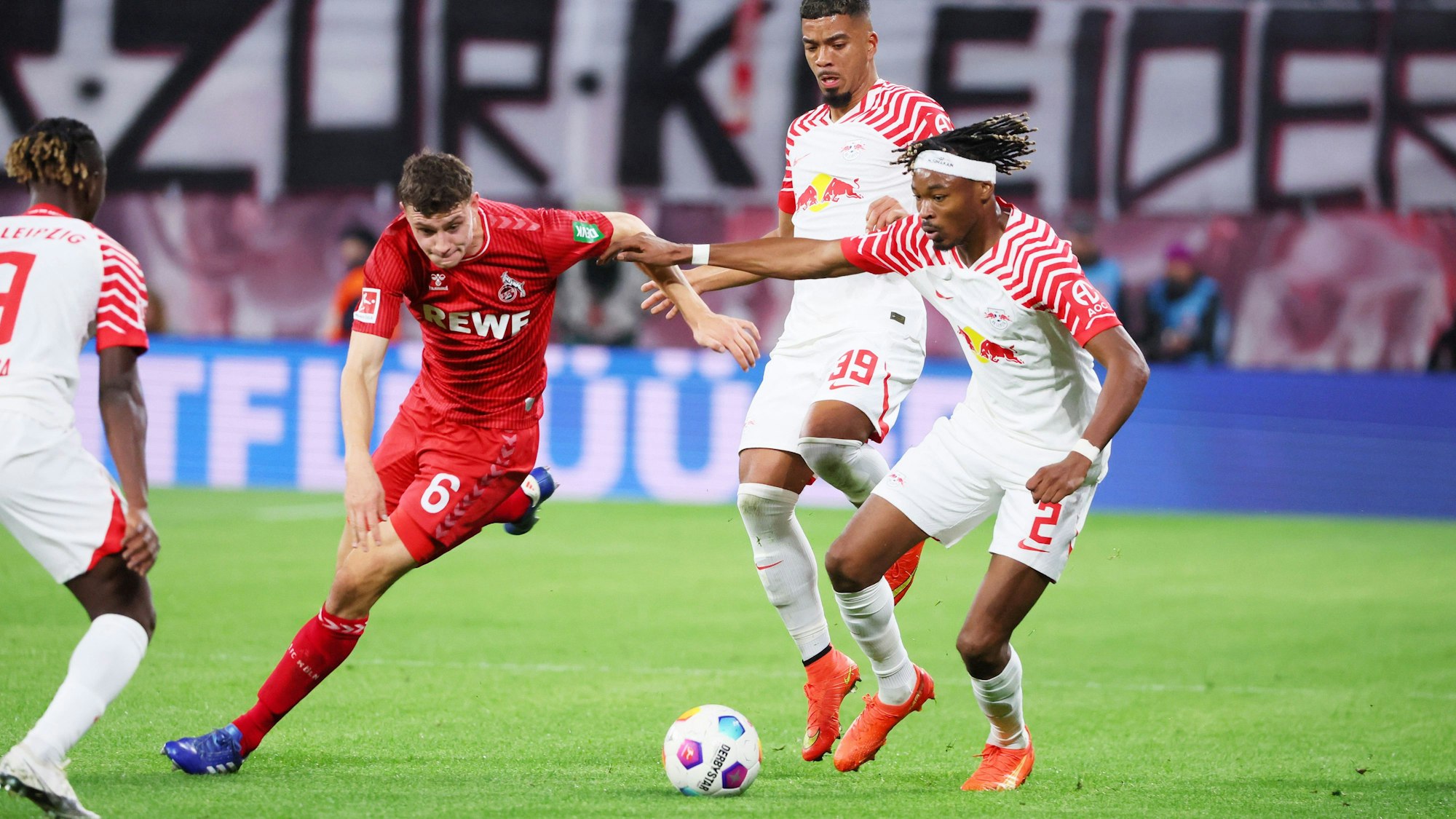 RB Leipzig - Koeln / Bundesliga Leipzig, 28.10.2023, Red Bull Arena, Fussball, 1.Bundesliga, 9.Spieltag , RB Leipzig vs. 1.FC Köln , Im Bild von links: Eric Martel 6, Koeln, Benjamin Henrichs 39, RB Leipzig, Mohamed Simakan 2, RB Leipzig. ,