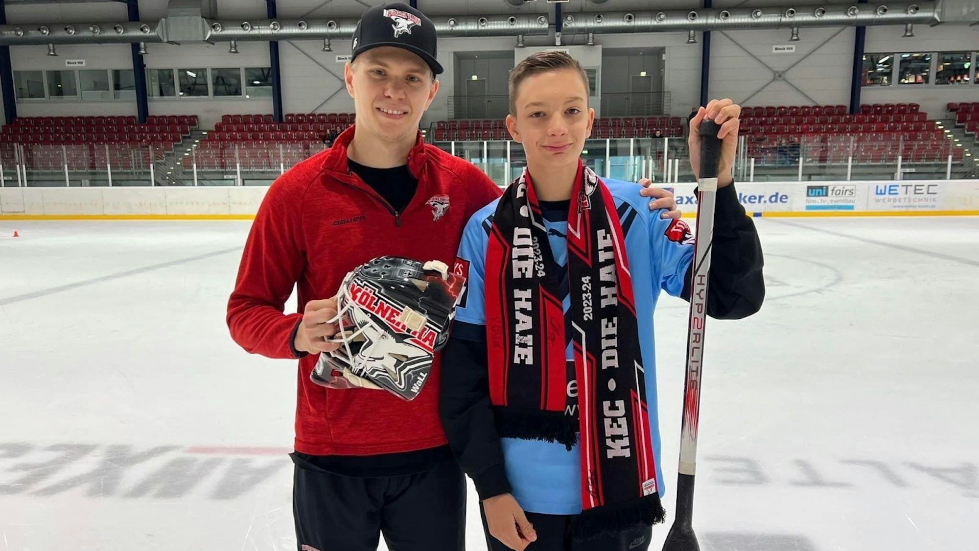 Rechts Fan Rechts Fan Feliax mit Schläger, links Tobias Ancicka mit Maske.Felix, links Tobias Ancicka und die Maske