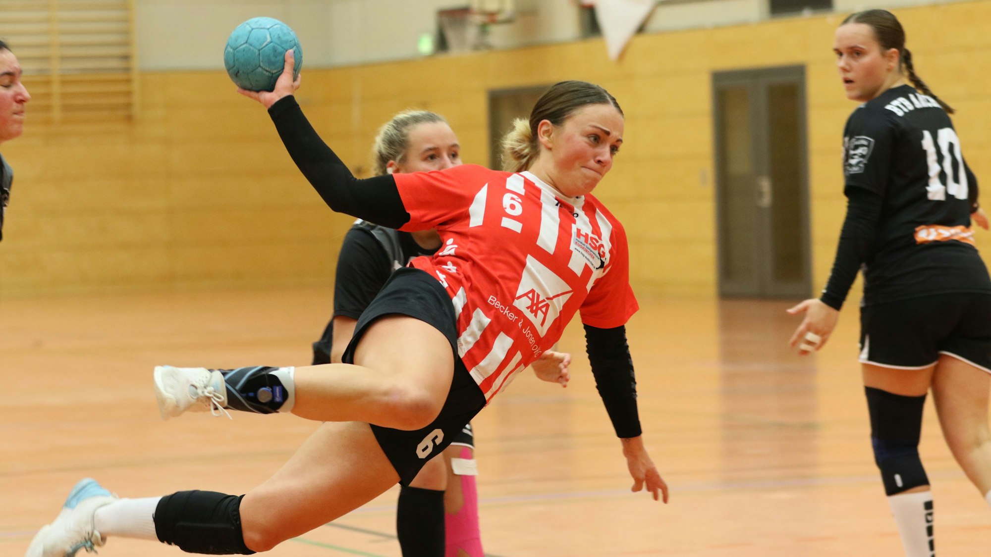 Euskirchens Spielerin Svenja Bank liegt beim Wurf fast senkrecht in der Luft.