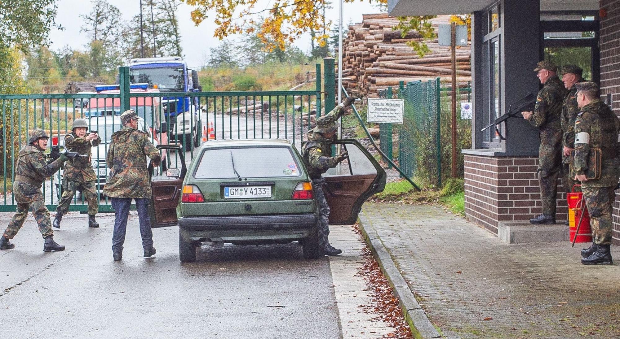 Blick auf einen Teil der Übung: Bundeswehr-Reservisten nehme zwei Männer fest.