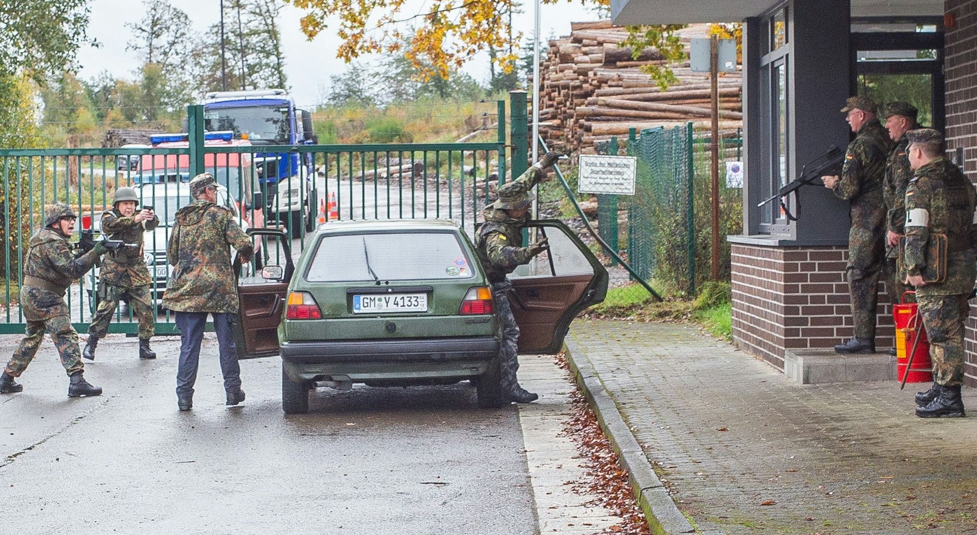 Blick auf einen Teil der Übung: Bundeswehr-Reservisten nehme zwei Männer fest.