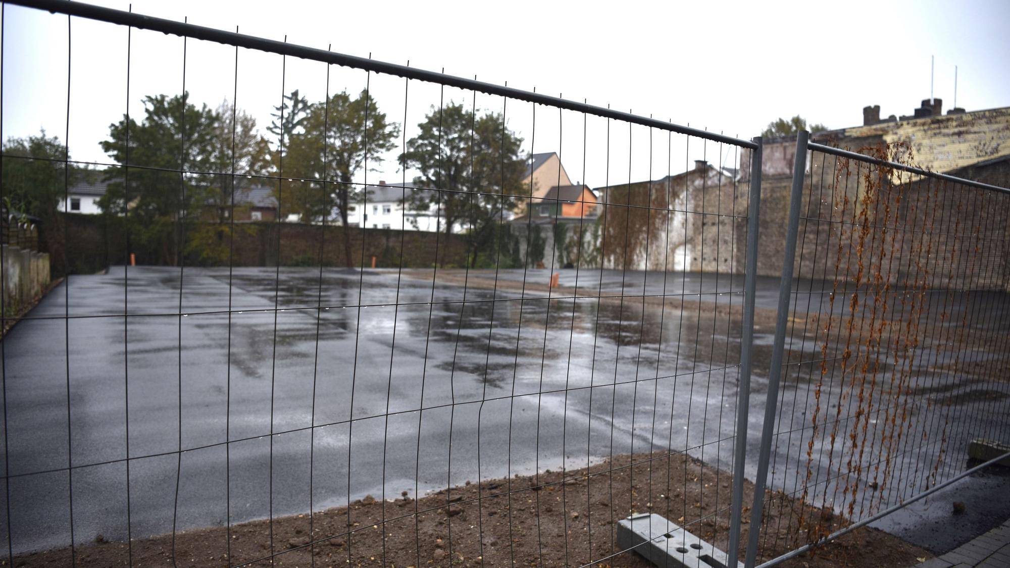 Der neue Parkplatz an der Nideggenerstraße ist noch eingezäunt.